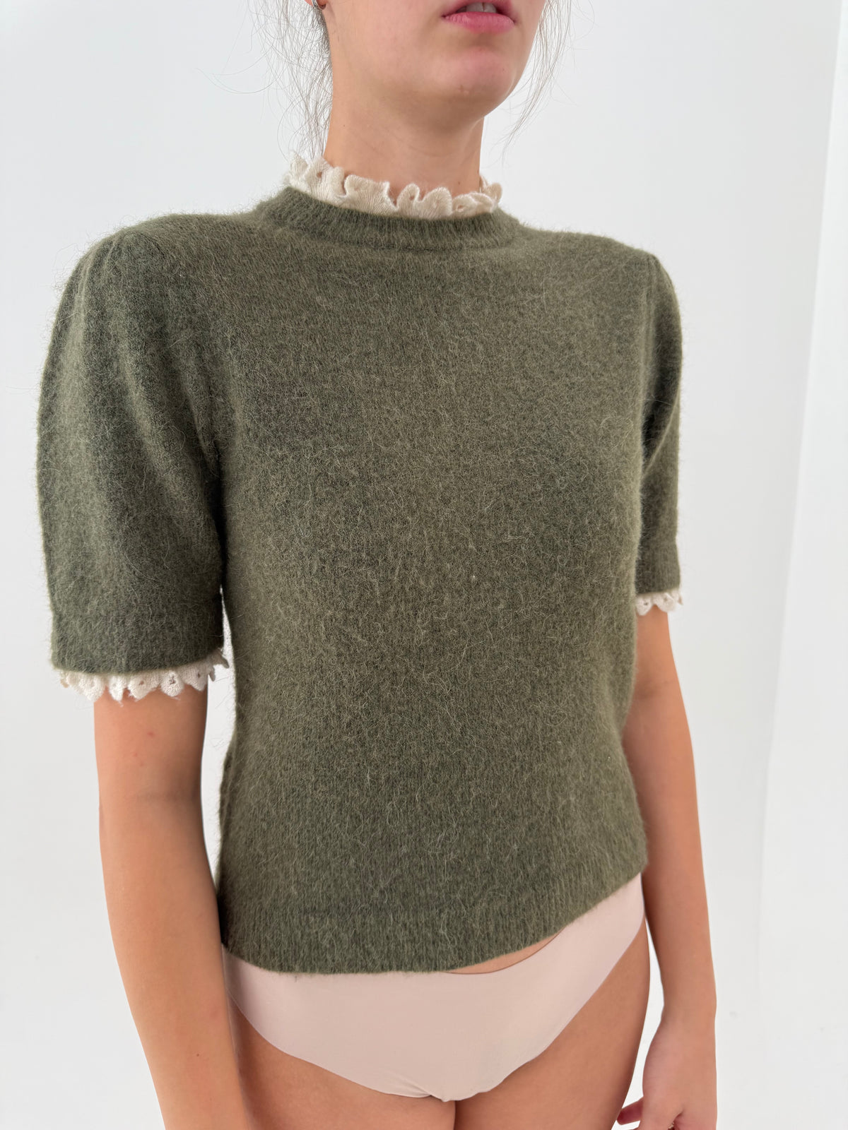 Top dark green din mix de lana și alpaka cu detalii feminine ivorie
