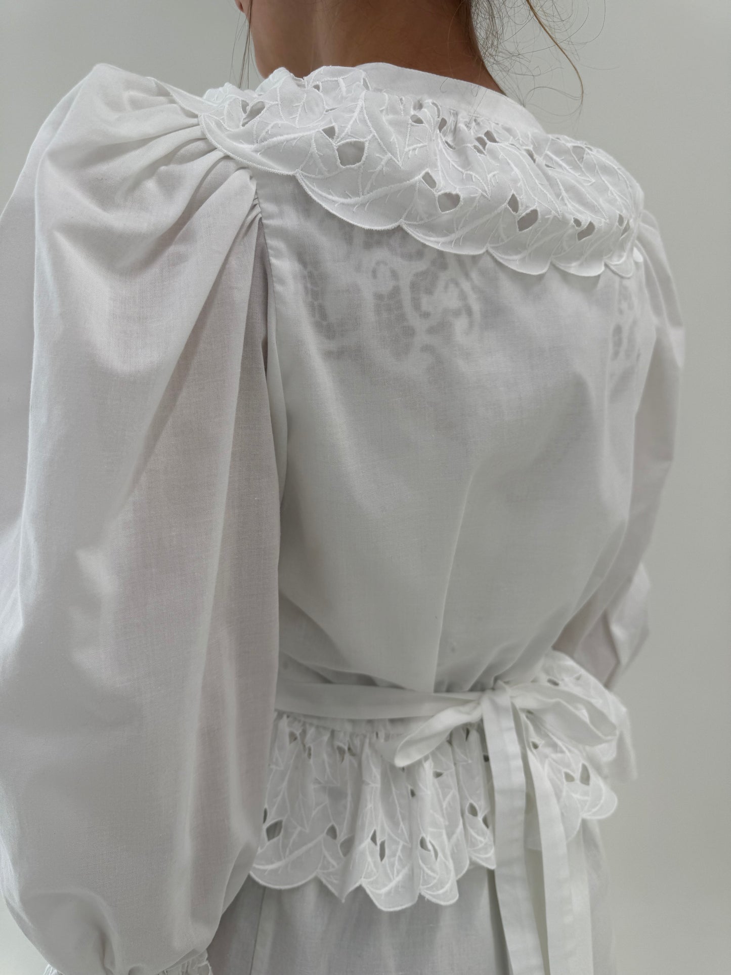 Sacou din poplin de bumbac cu peplum , broderie anglaise și talie marcată reglabilă