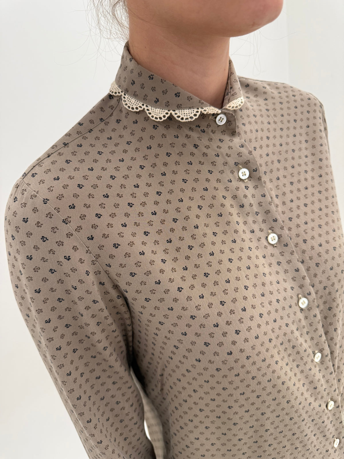 Cămașa vintage light taupe din mătase naturală plină cu dantelă fină macrame