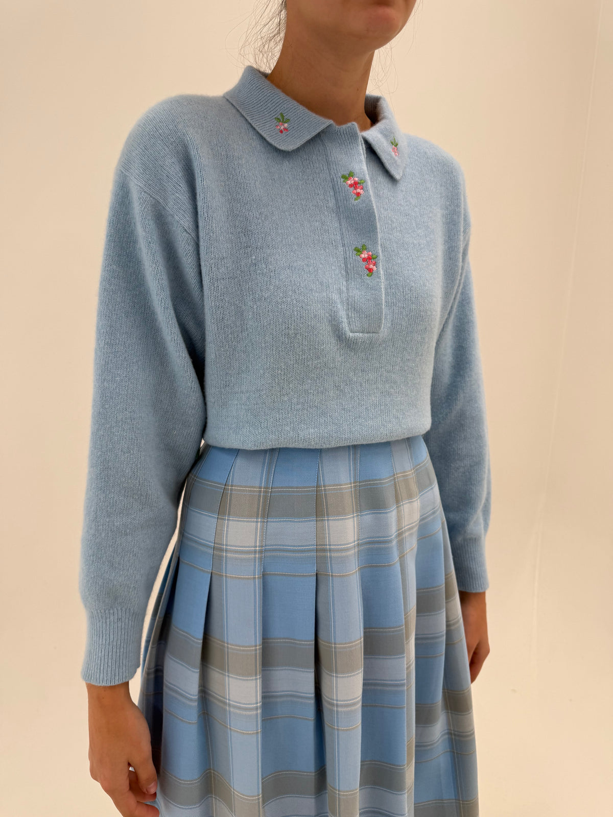 Pulover polo baby blue cu broderie din lana extrafina și Angora