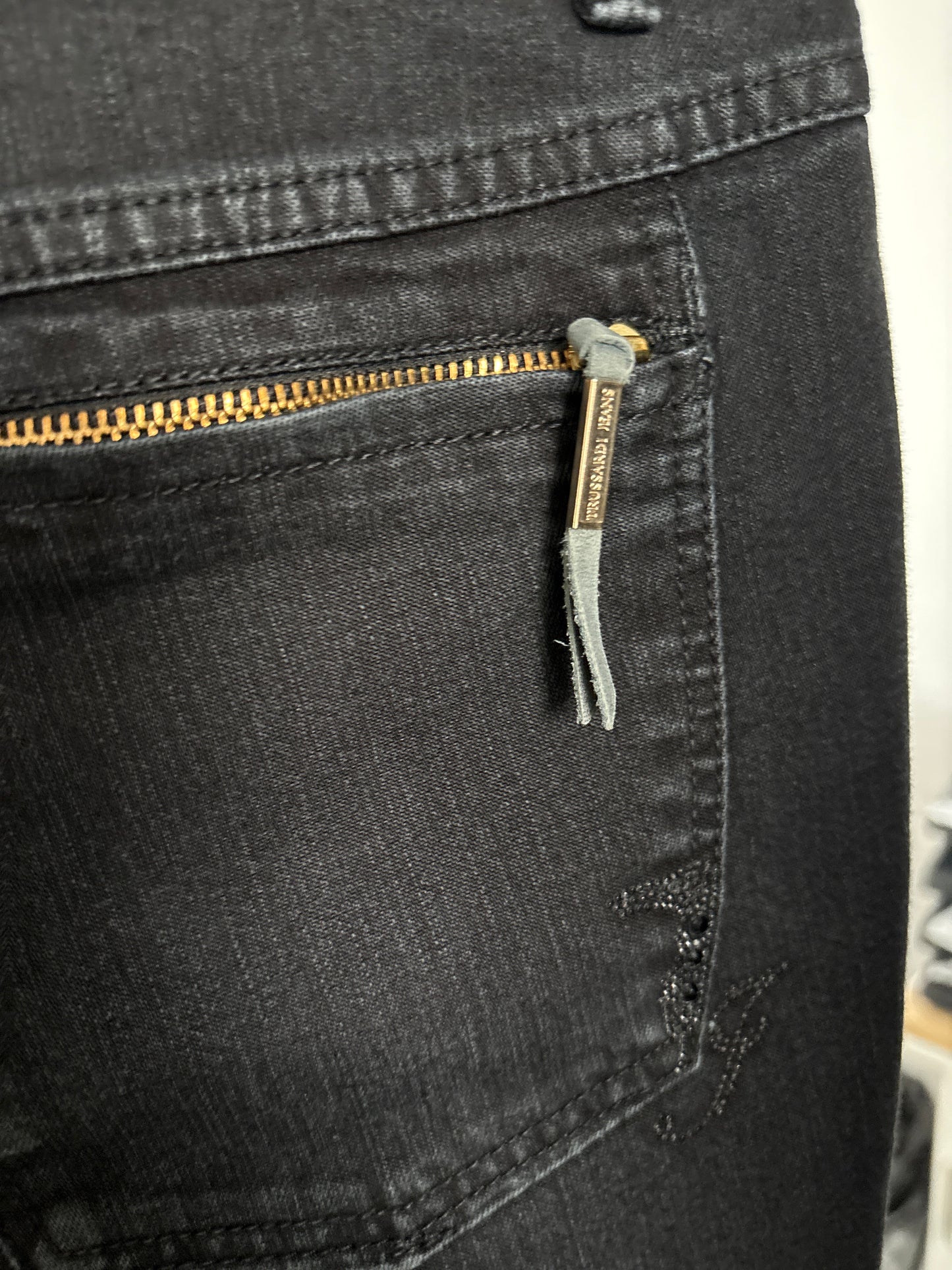 Jeans dark wash luxury petite Trussardi ușor modelatori în croi clasic