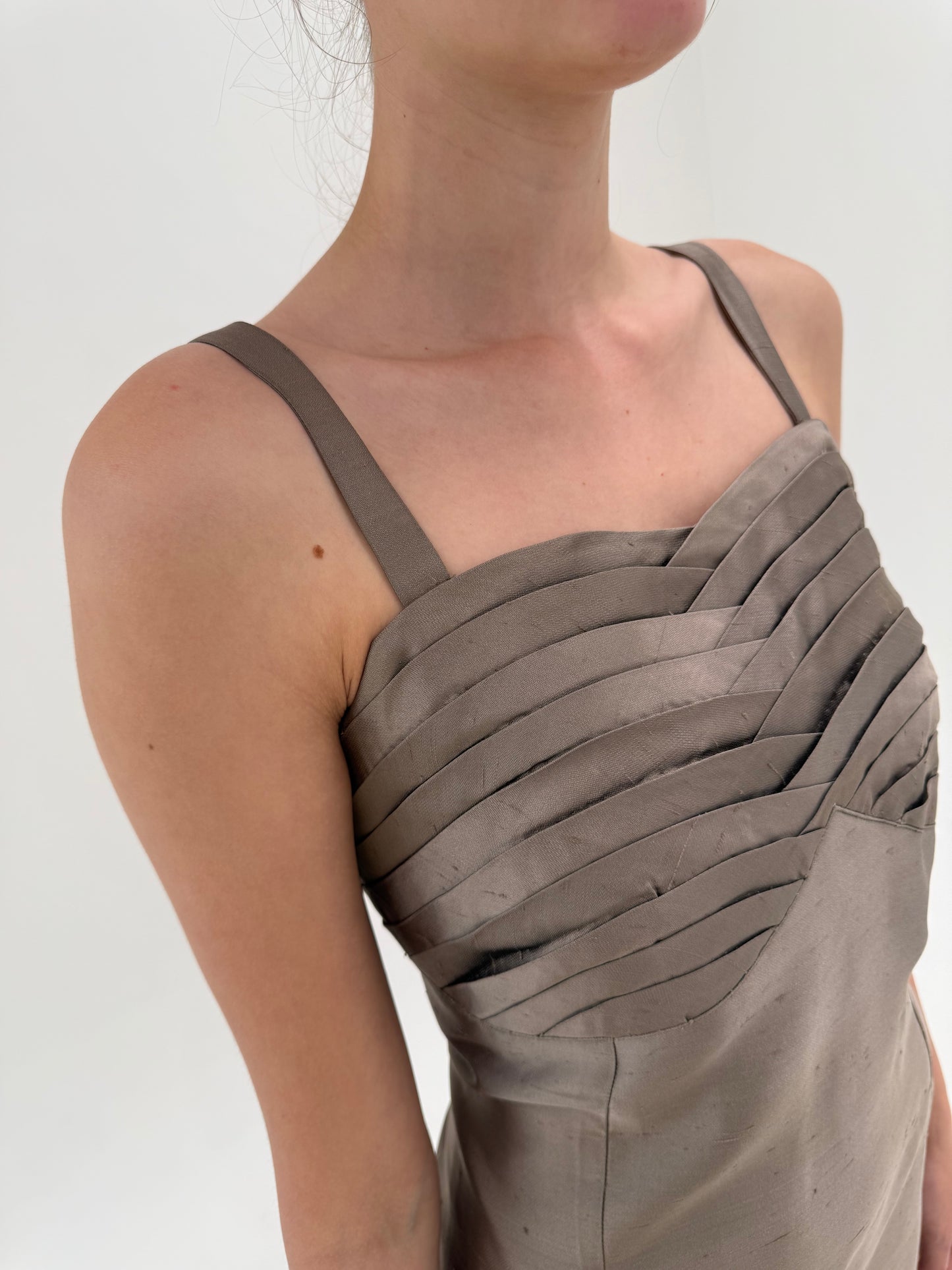 Rochie în croi elaborat din mătase naturală dupioni de la business la cocktail