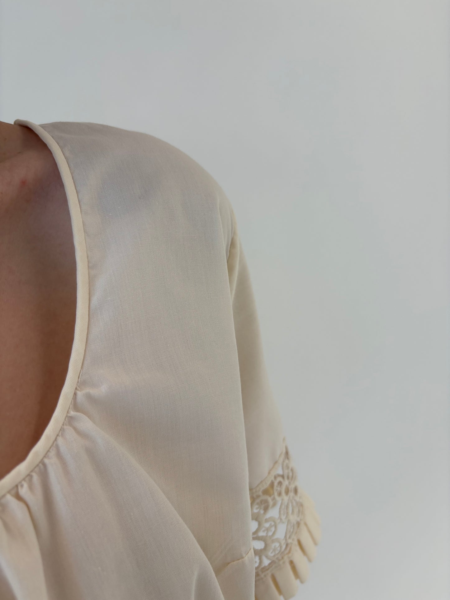 Top cropped din panzica butter nude cu inserții de dantelă macrame
