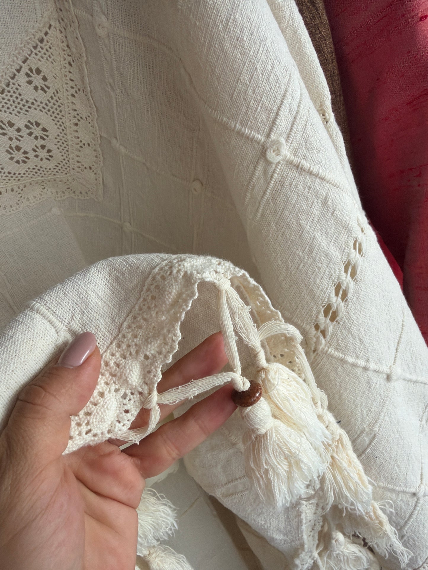 Tunica din pânză lucrată manual cu franjuri, macrame si decorațiuni din lemn