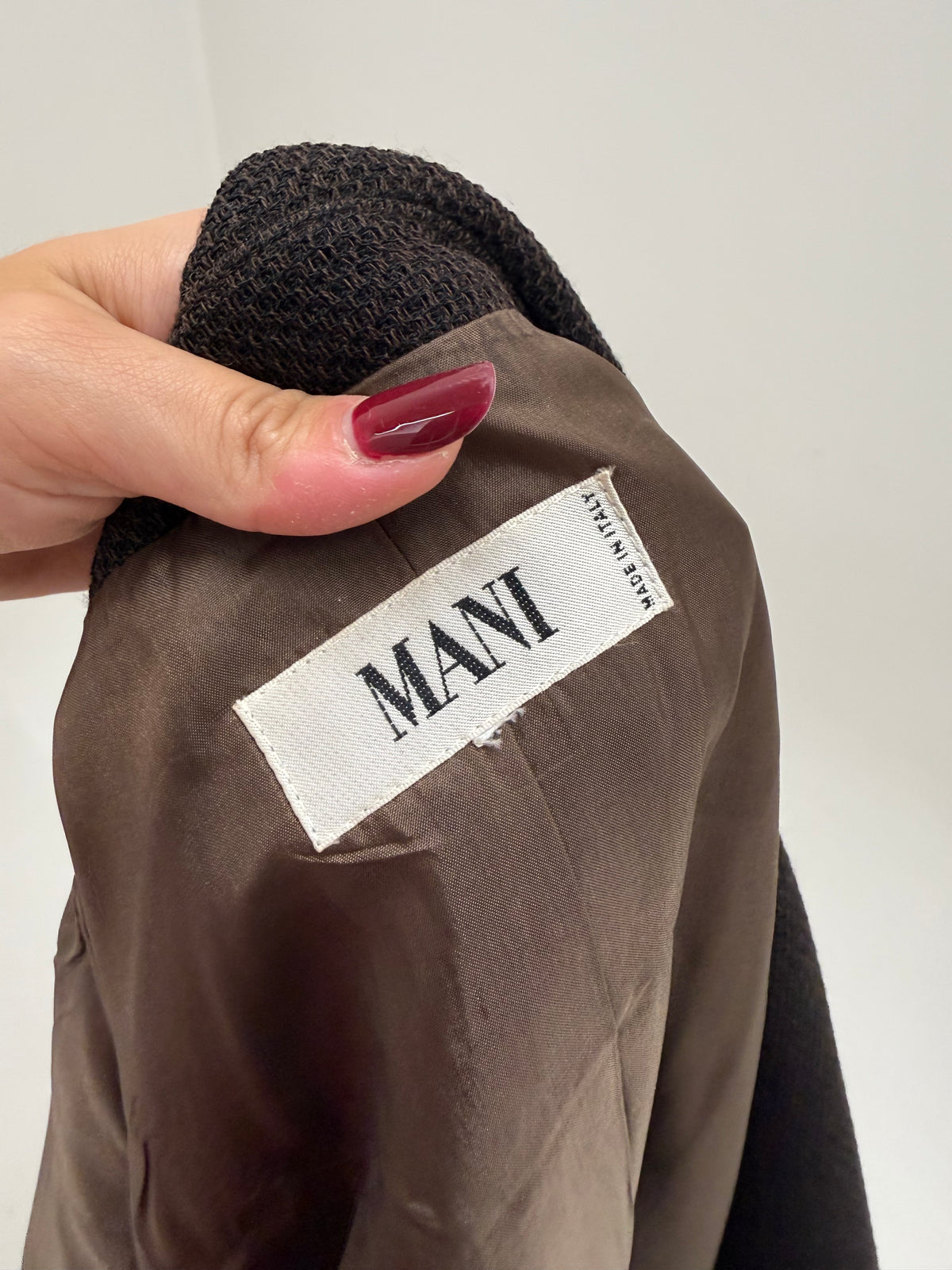 Sacou Armani dark brown din lana honeycomb weave și închidere tip smoking