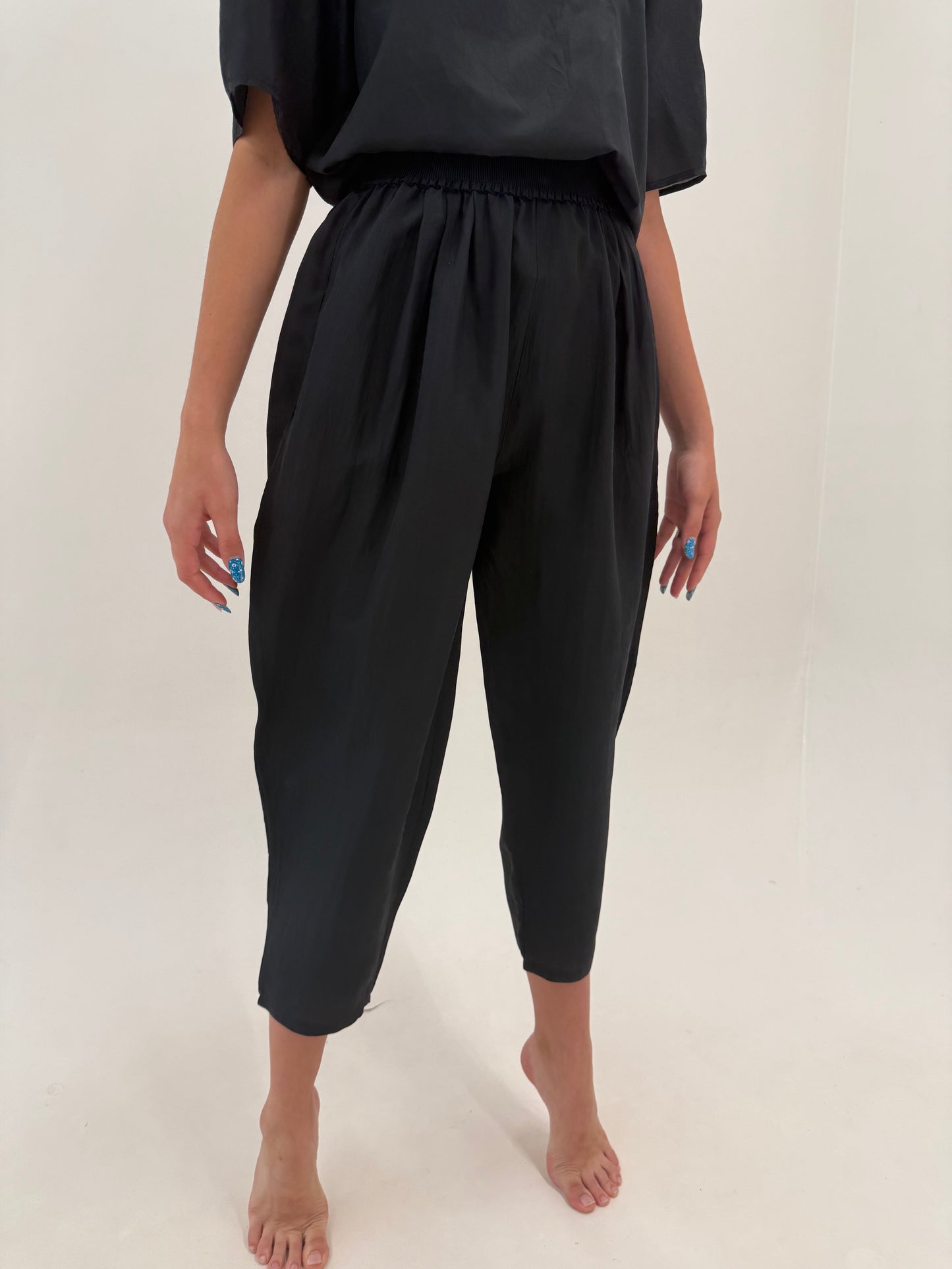 Pantaloni negri petite din mătase naturală cu talie ultra marcată elastică