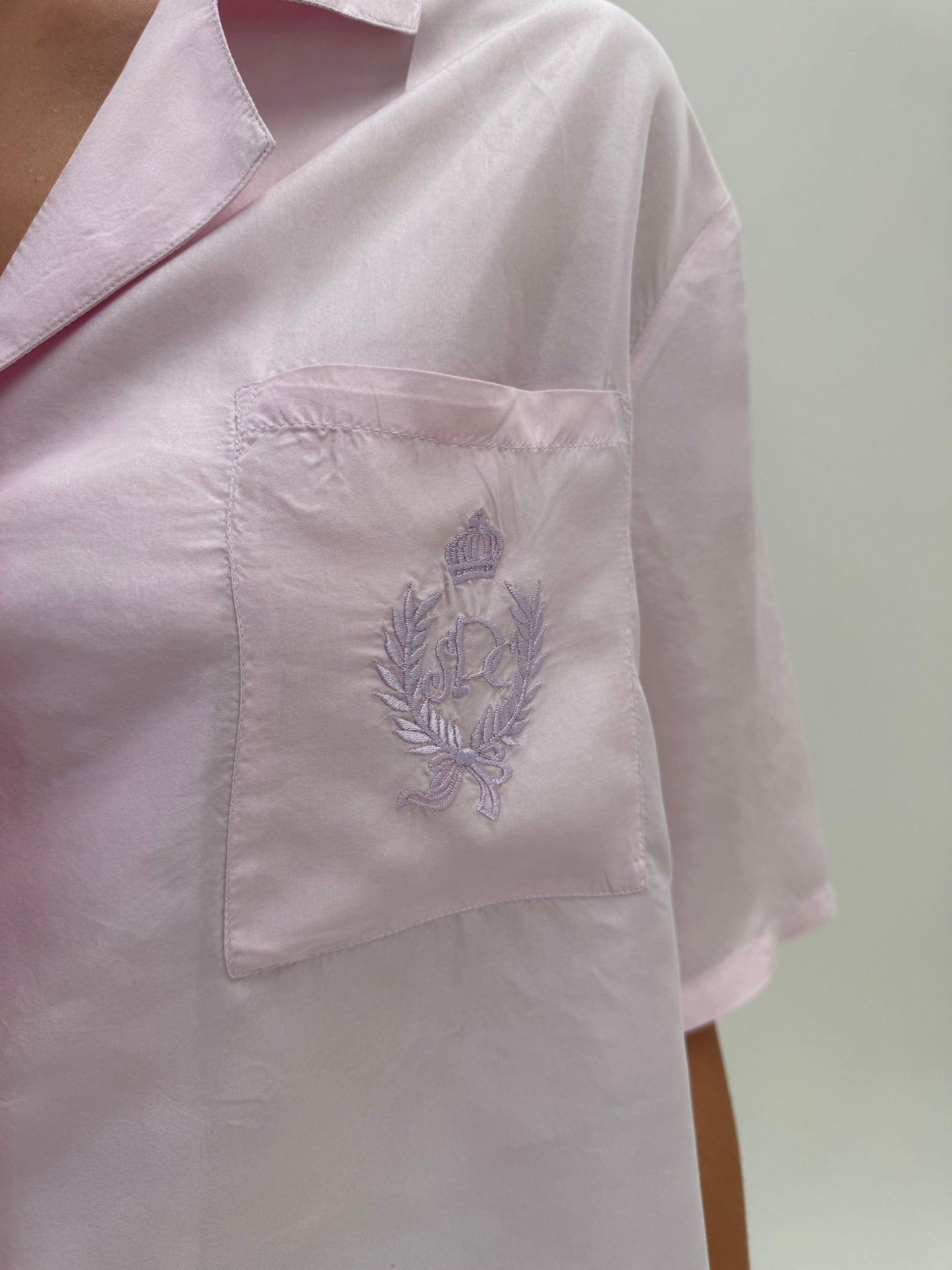 Cămașa powder Pink din mătase naturală în croi lejer ușor cropped