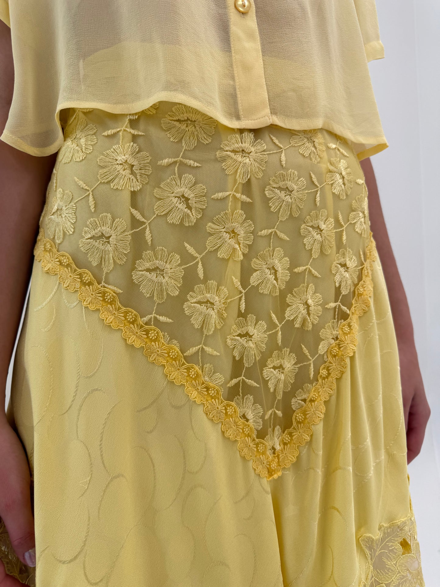 Fustă maxi butter yellow cu inserții din dantelă și talie ultra înaltă