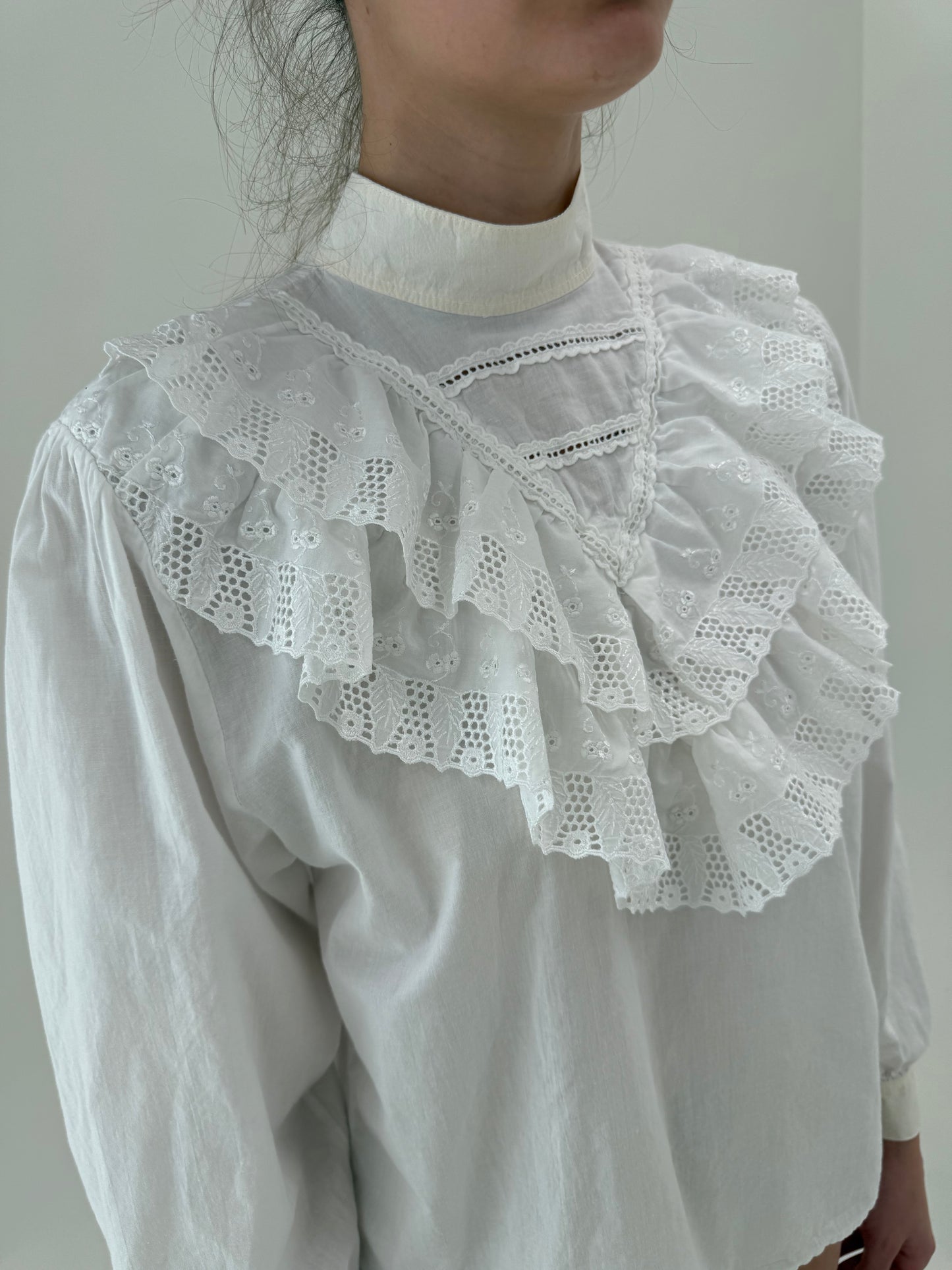Cămașa vintage cu volane și broderie anglaise