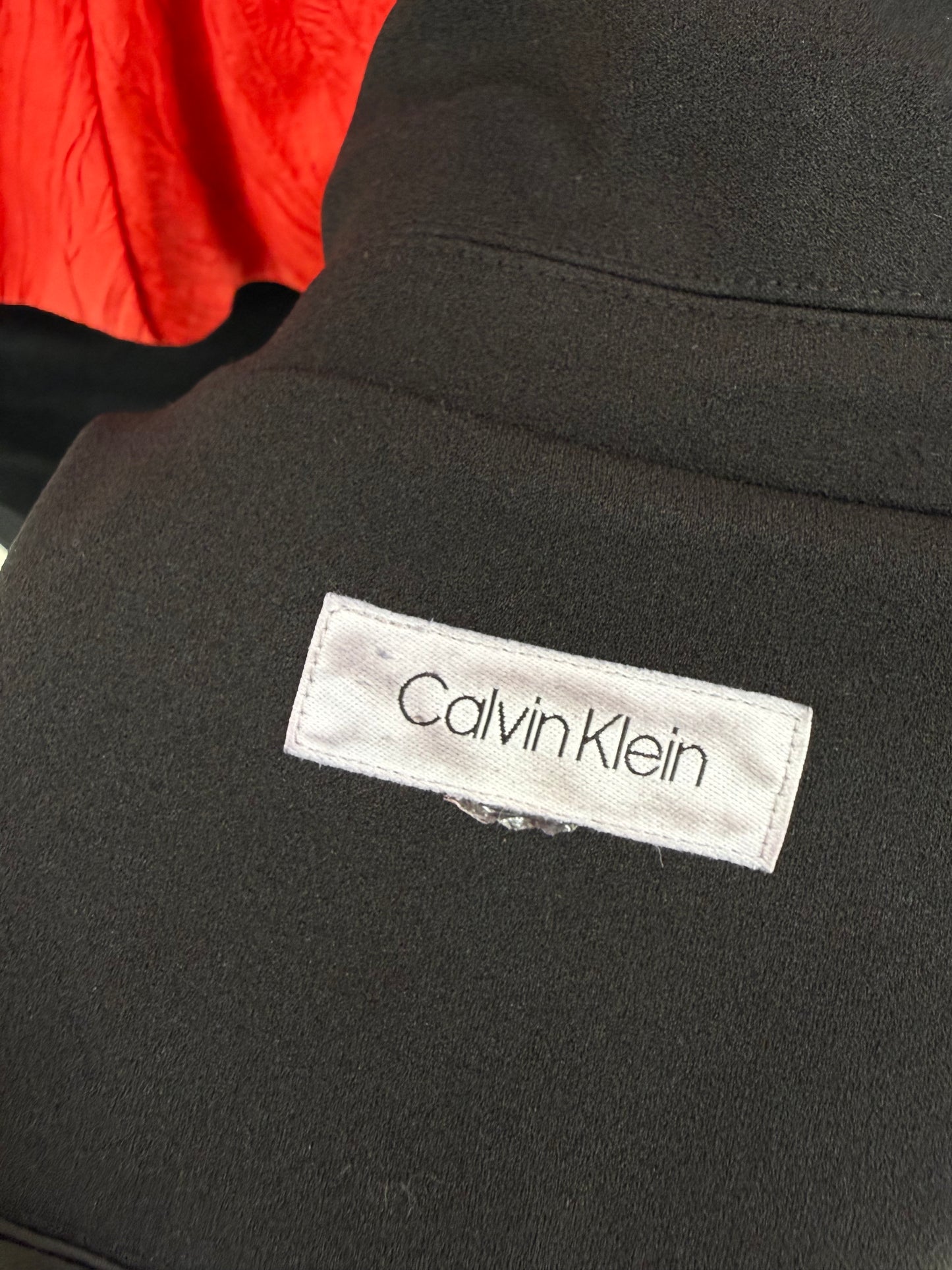 Sacou negru Calvin Klein în croi cambrat cu închidere dublă