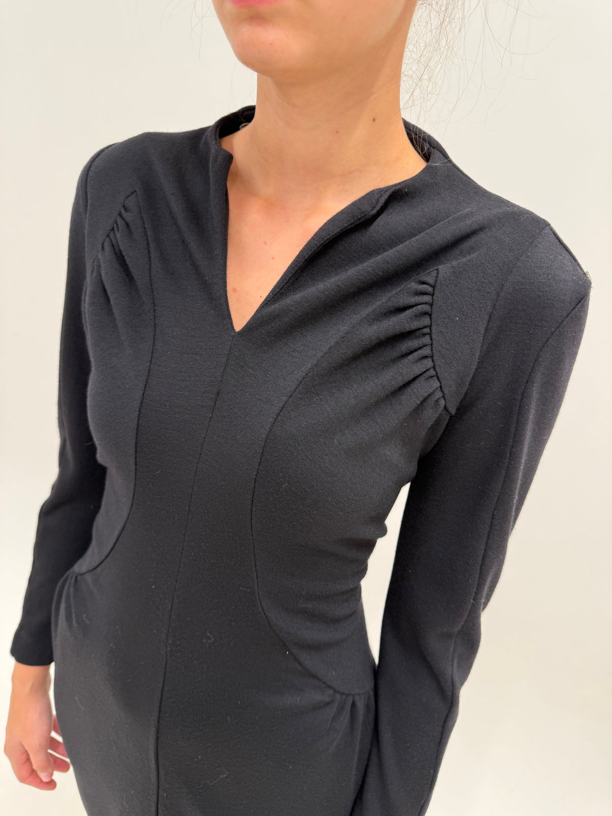 LBD Max Mara din tricot de lana extrafina în croi cambrat cu fornseuri