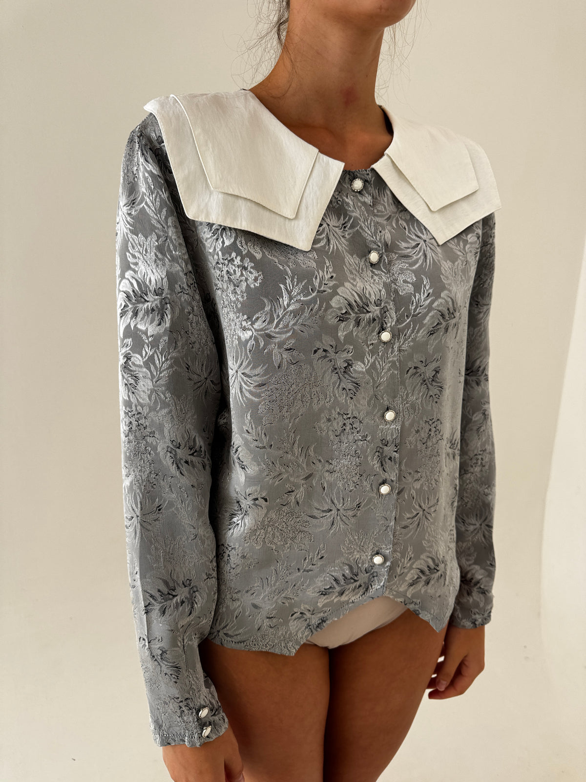 Cămașa vintage din jacquard silver gray cu guler supradimensionat alb