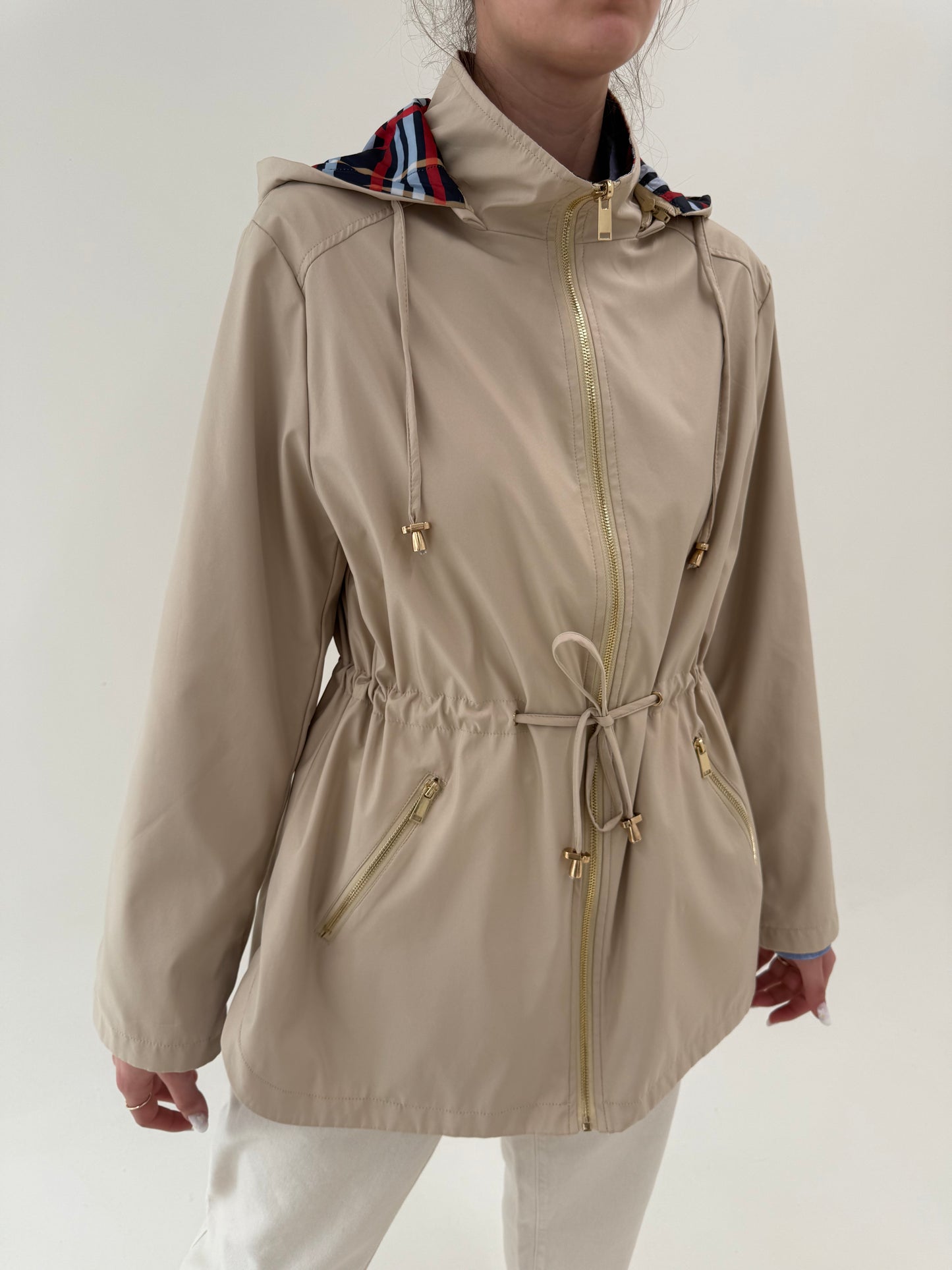 Trench camel cu talie reglabilă și glugă detașabilă impermeabil