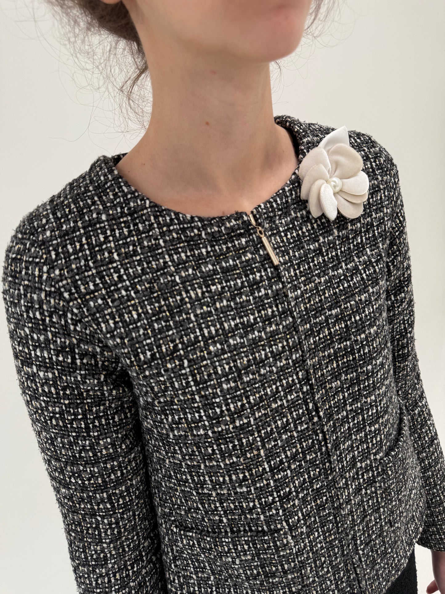 Jacheta în stil Chanel din tweed de lana cu broșă camelie inclusă