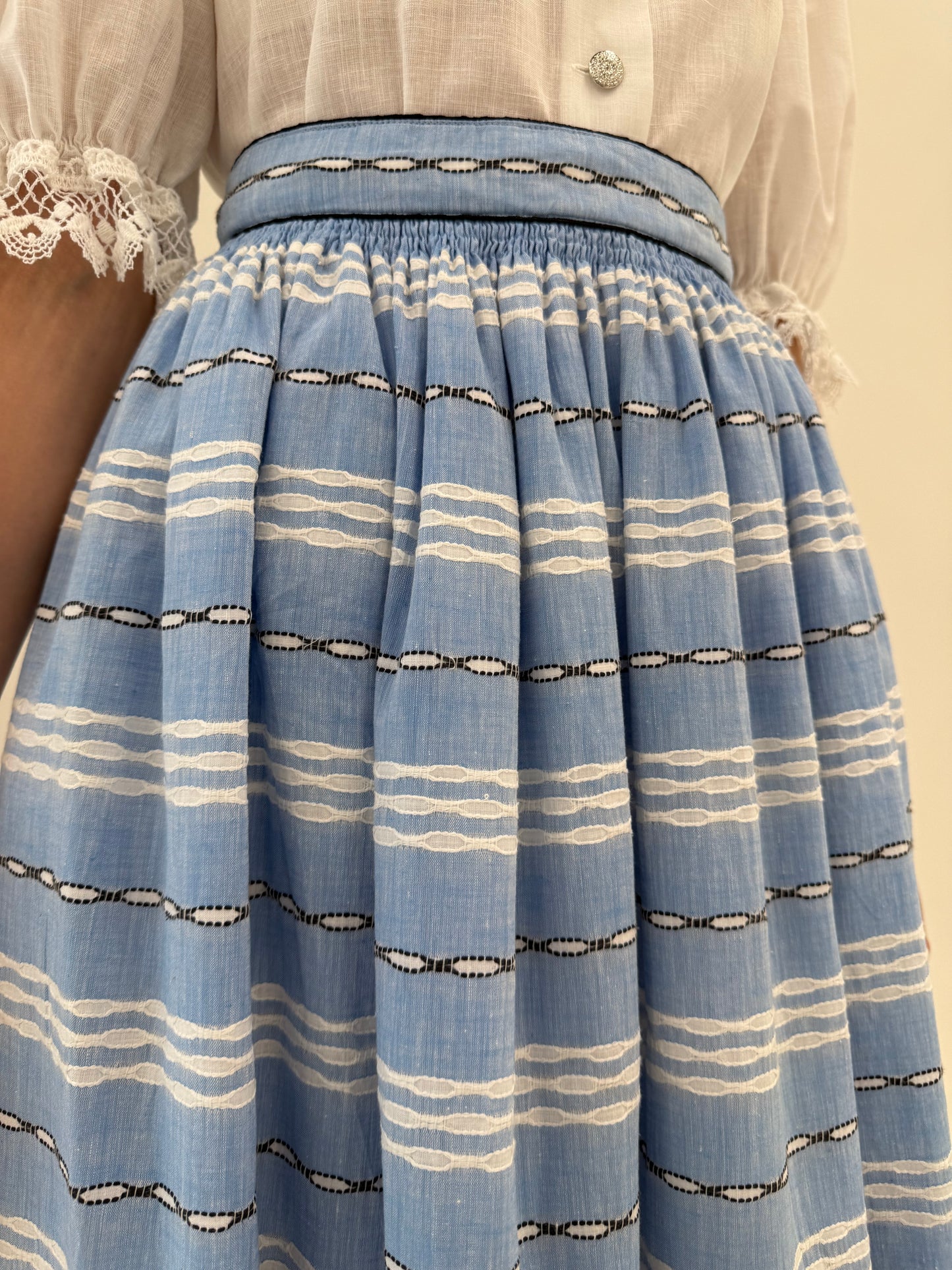 Fustă vintage din pânză de bumbac și in cu broderie