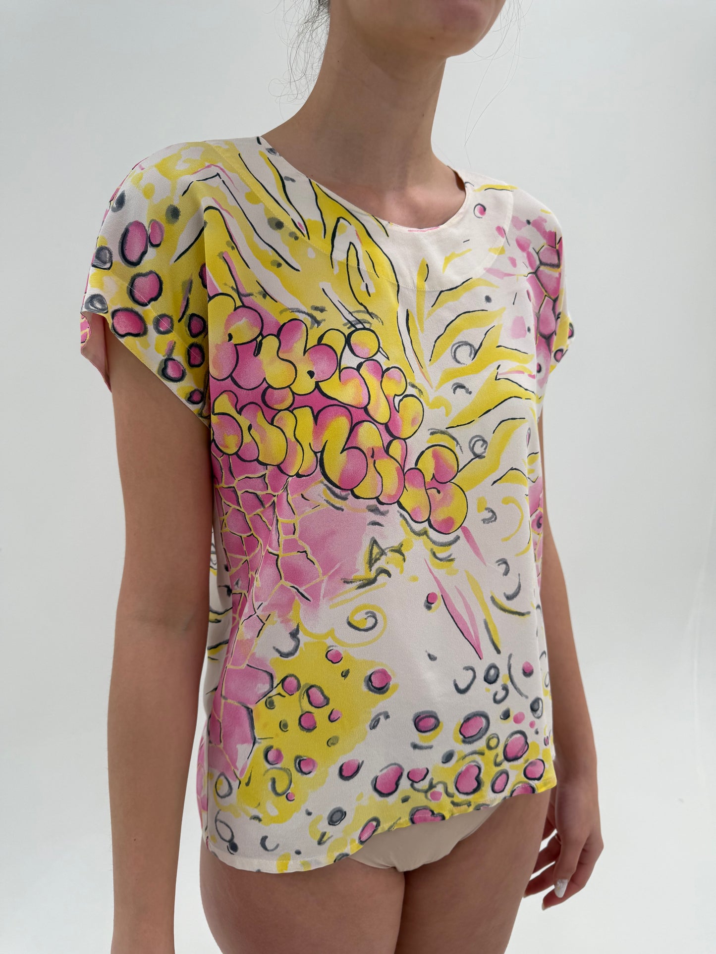 Top Escada din mătase naturală cu print în culori superbe și croi minimalist