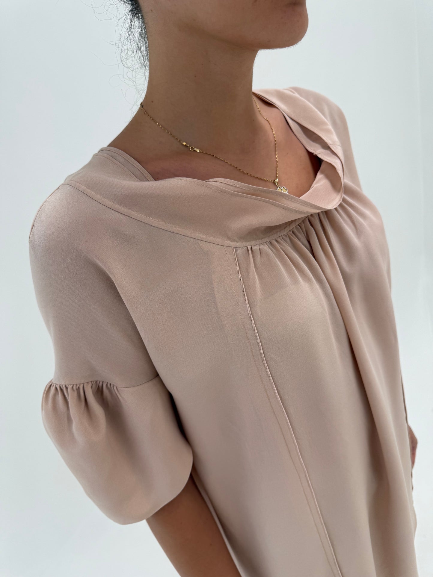 Rochie Miu Miu din mătase matuala nude în croi amplu drapat ultra confortabil
