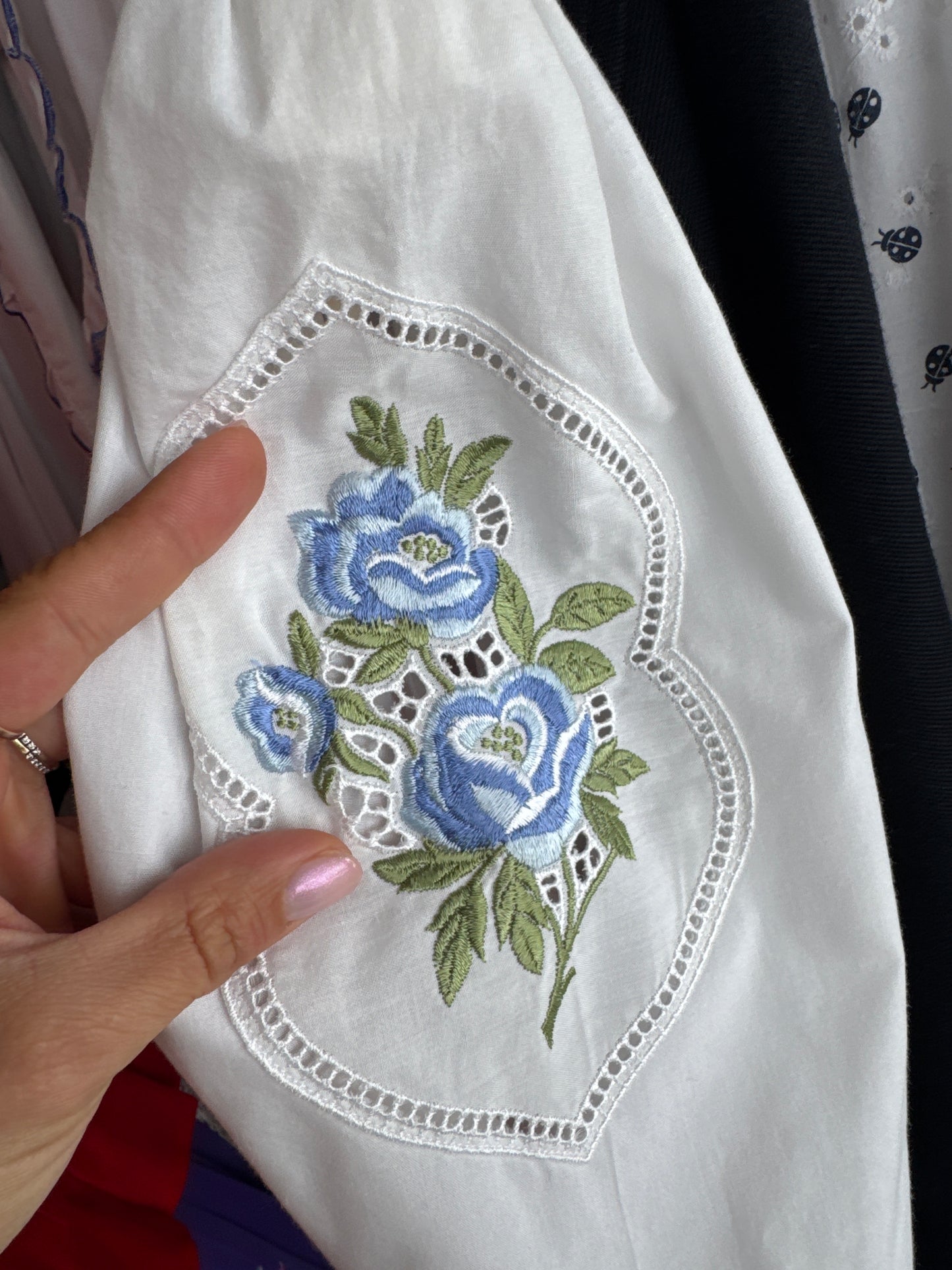 Cămașa vintage din pânză cu broderie superba baby Blue și mâneci bufante
