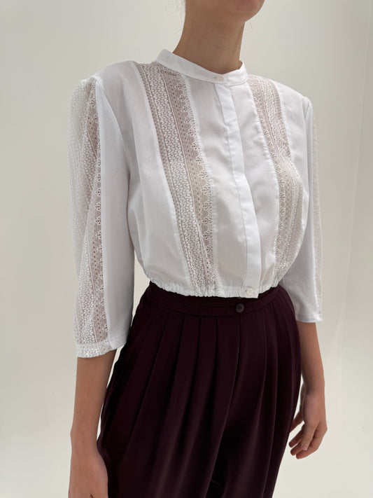 Top ușor cropped cu inserții de dantelă și tiv elastic