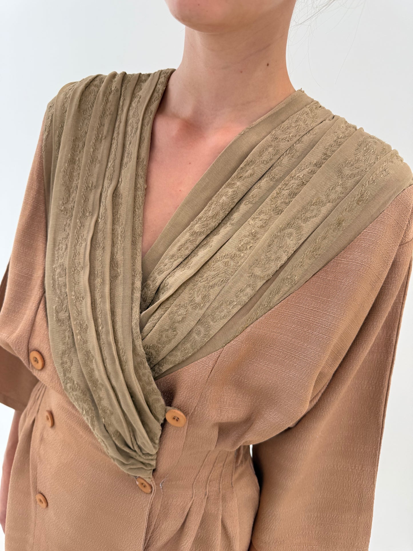 Rochie old vintage camel anii 80 cu mâneca tip kimono din faille structurat