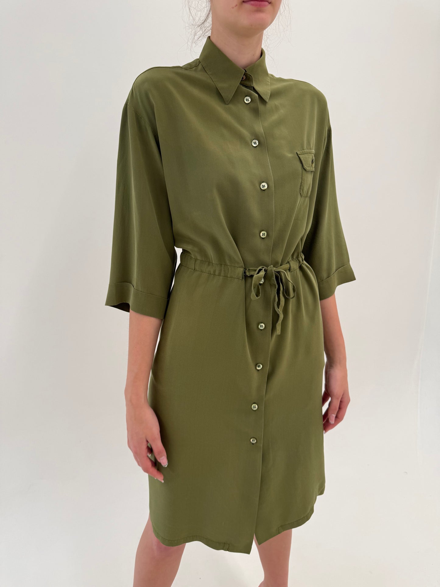 Rochie luxury Iceberg din mătase naturală kaki în croi amplu cu talie reglabilă