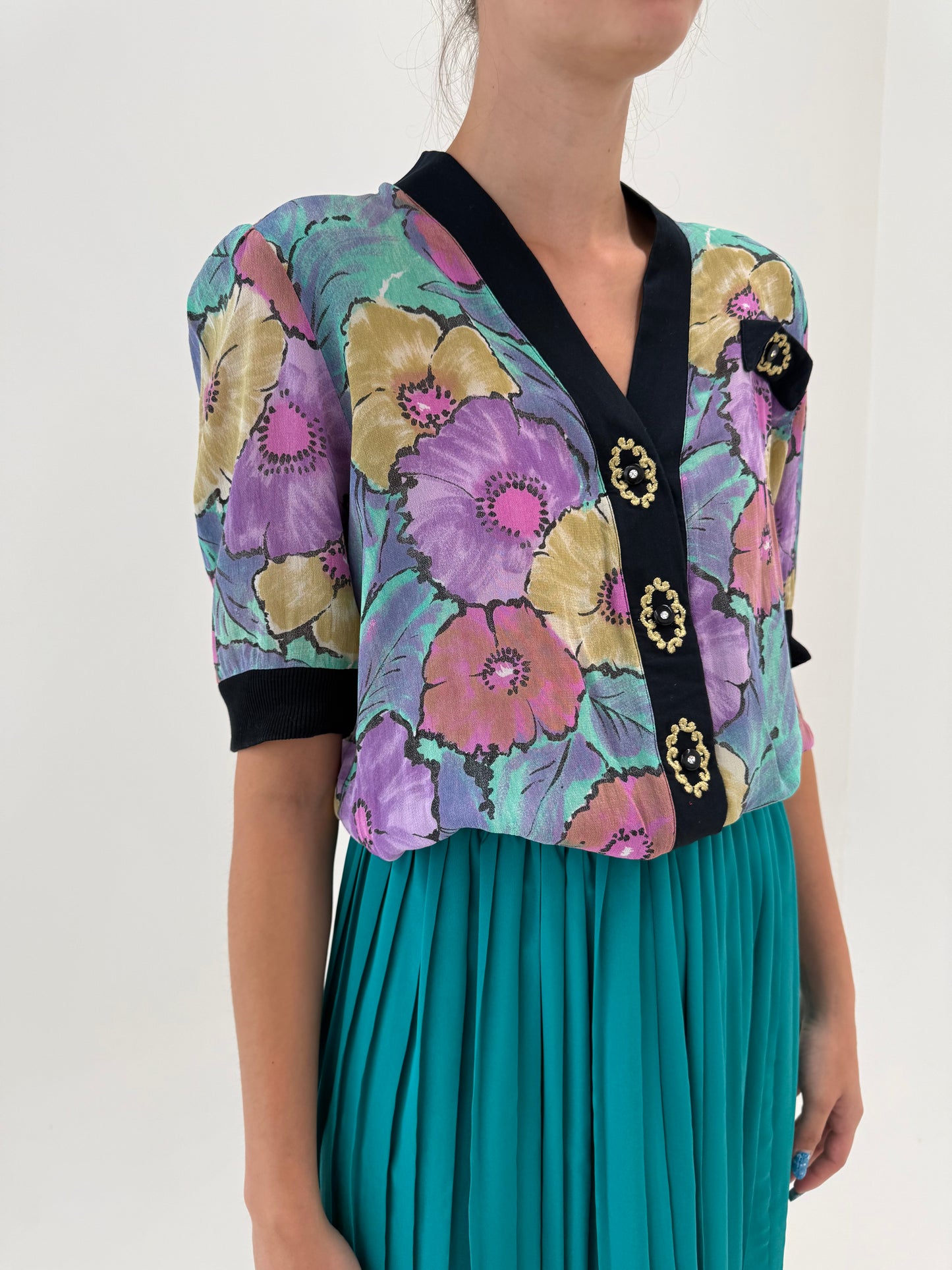 Top vintage cu nasturi bijuterie și croi în stil Gucci super vaporos