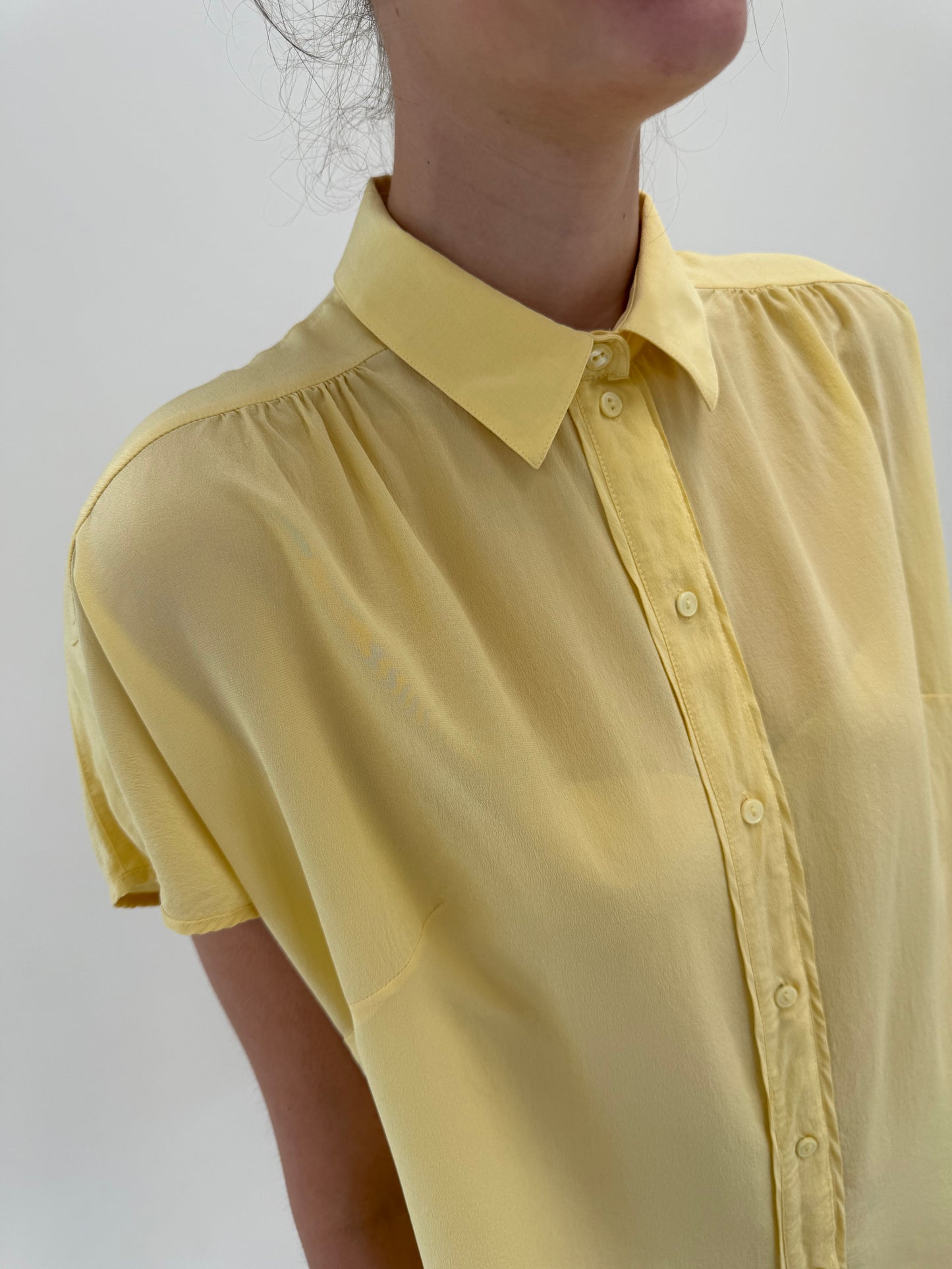 Cămașa vintage din mătase naturală butter yellow în croi drapat