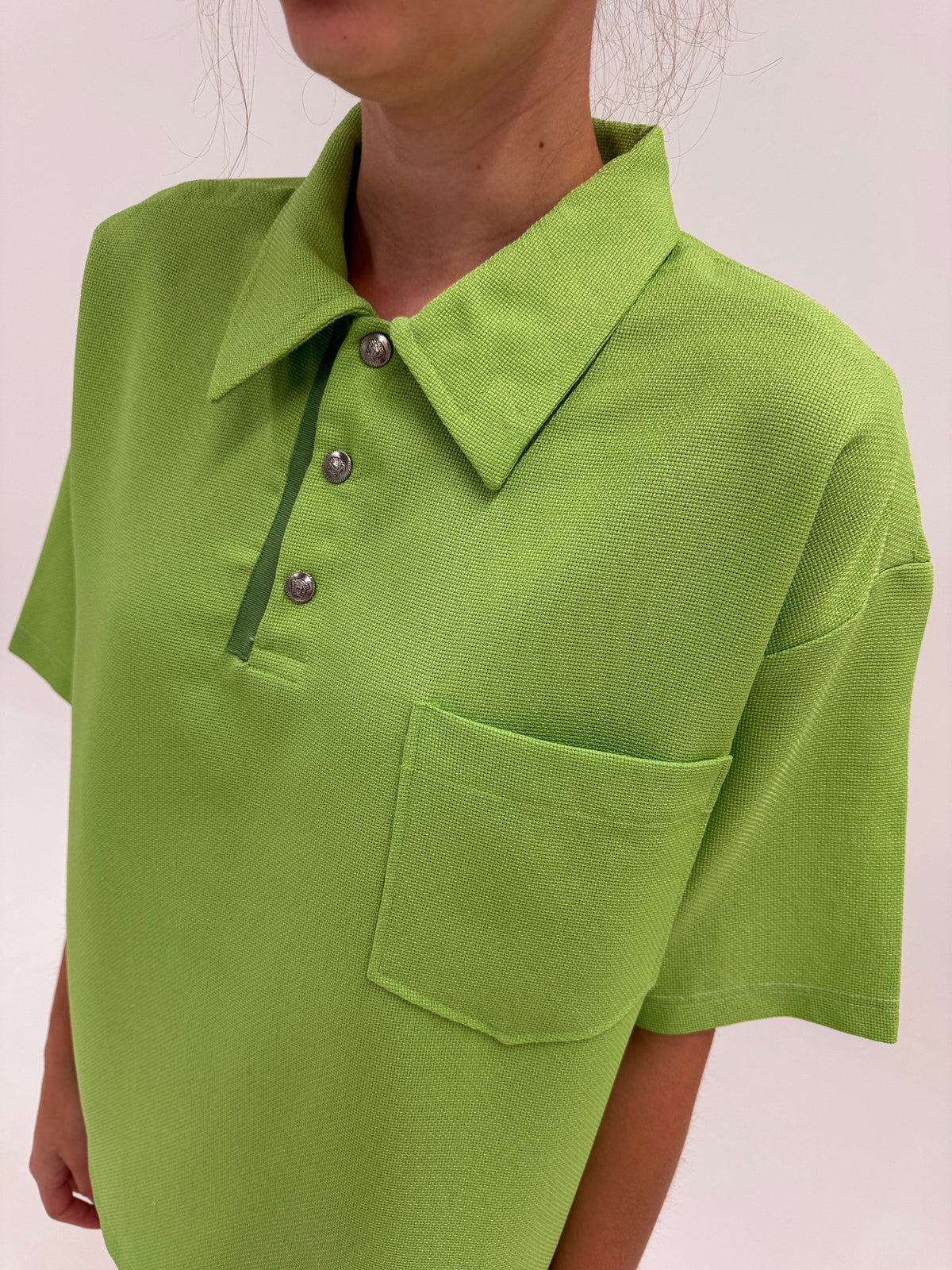 Top polo Versace verde tare din pânză fină ușor structurată