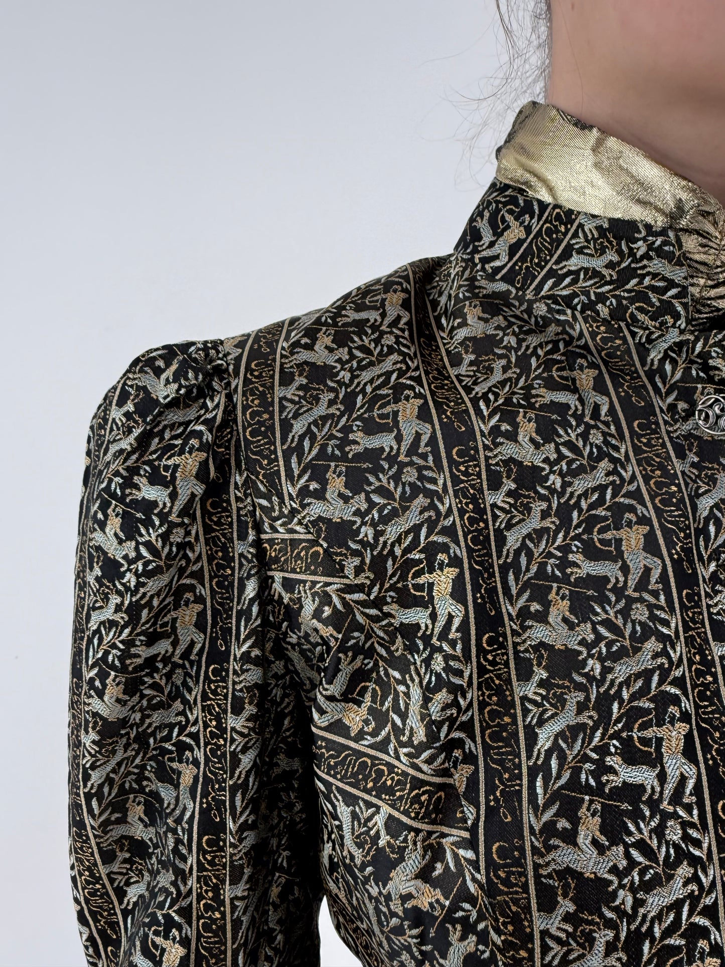 Sacou ultra cambrat din brocart de mătase naturală cu umeri ușor bufanți