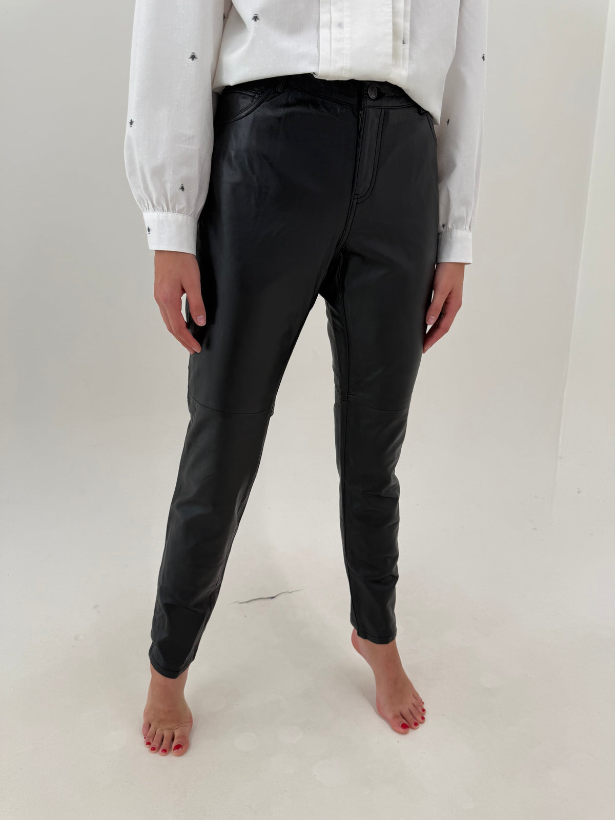 Pantaloni tall din piele naturală și xtrem de moale în croi pe picior și talie generoasă