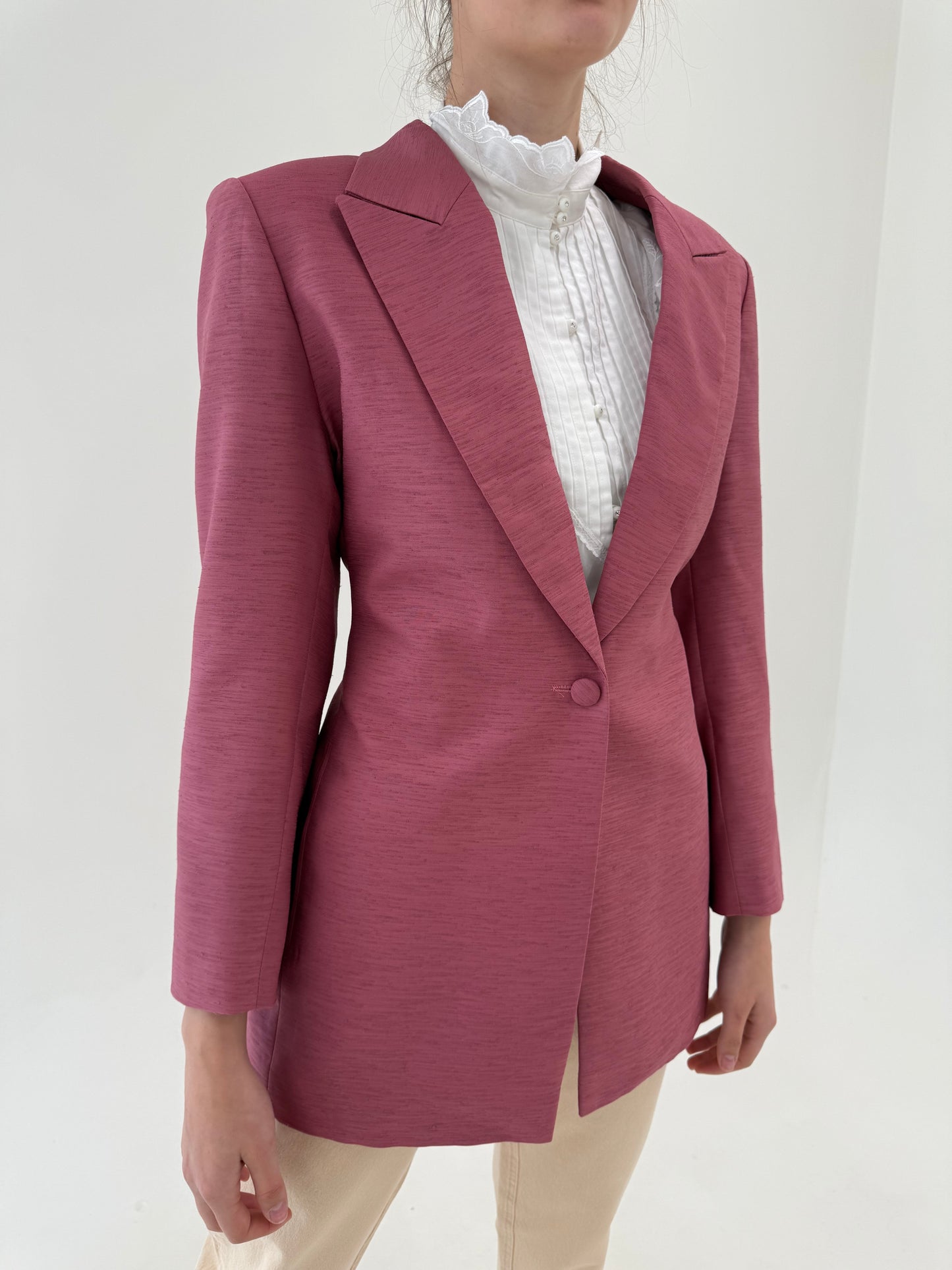 Sacou vintage cambrat dusty Pink cu revere late și închidere tip smoking din pânză