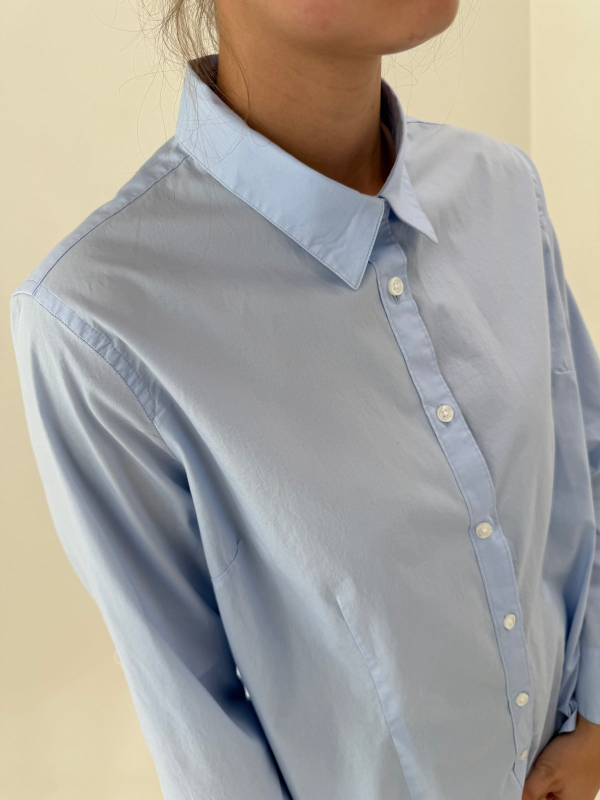 Cămașa clasică baby blue în croi ușor cambrat din poplin premium de bumbac