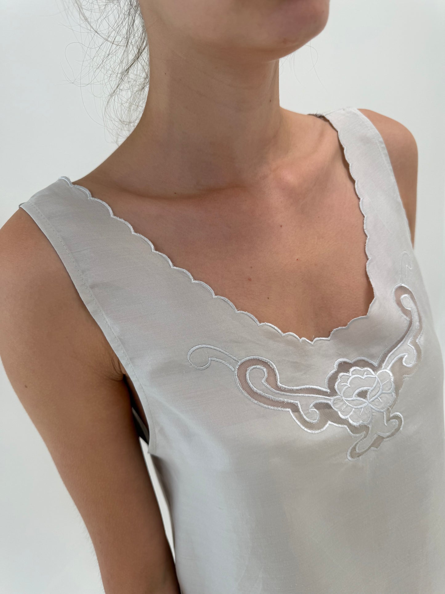 Top silver gray cu broderie din mătase matuala