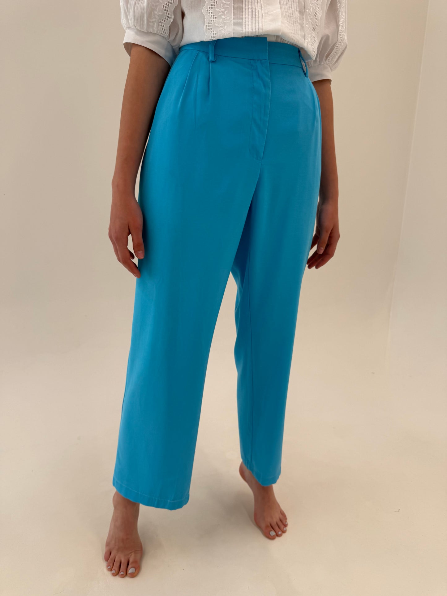Pantaloni turcoaz din twill premium cu pense în croi drept
