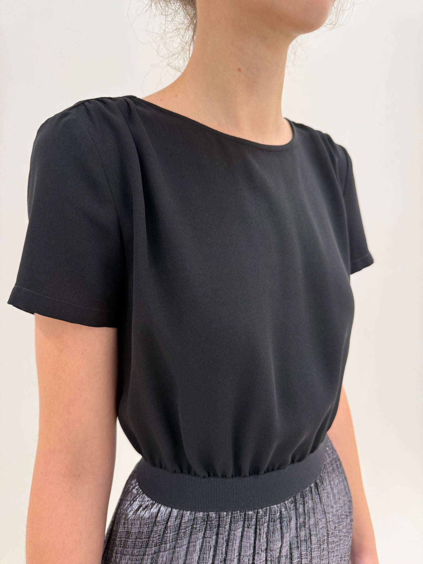 Rochie de la business la cocktail de brand premium italian cu fustă plisată argintie