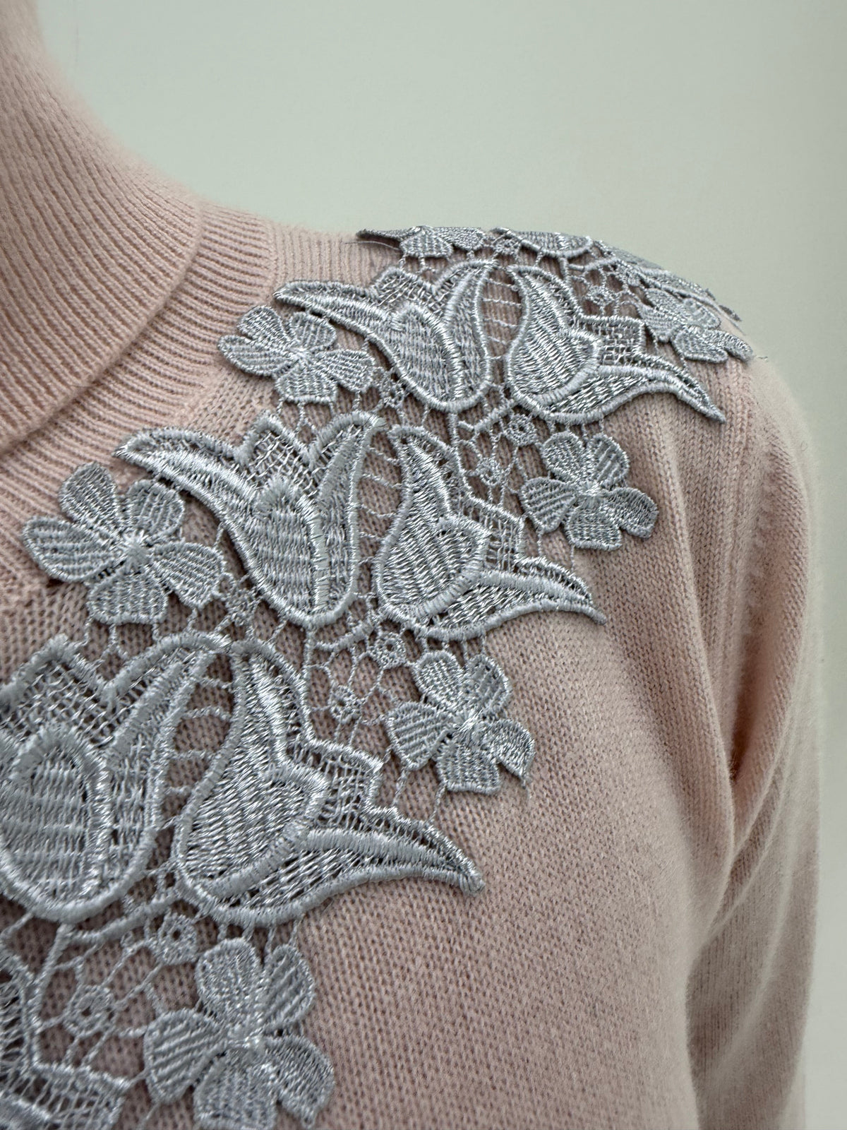 Maleta powder Pink din cașmir cu dantelă macrame