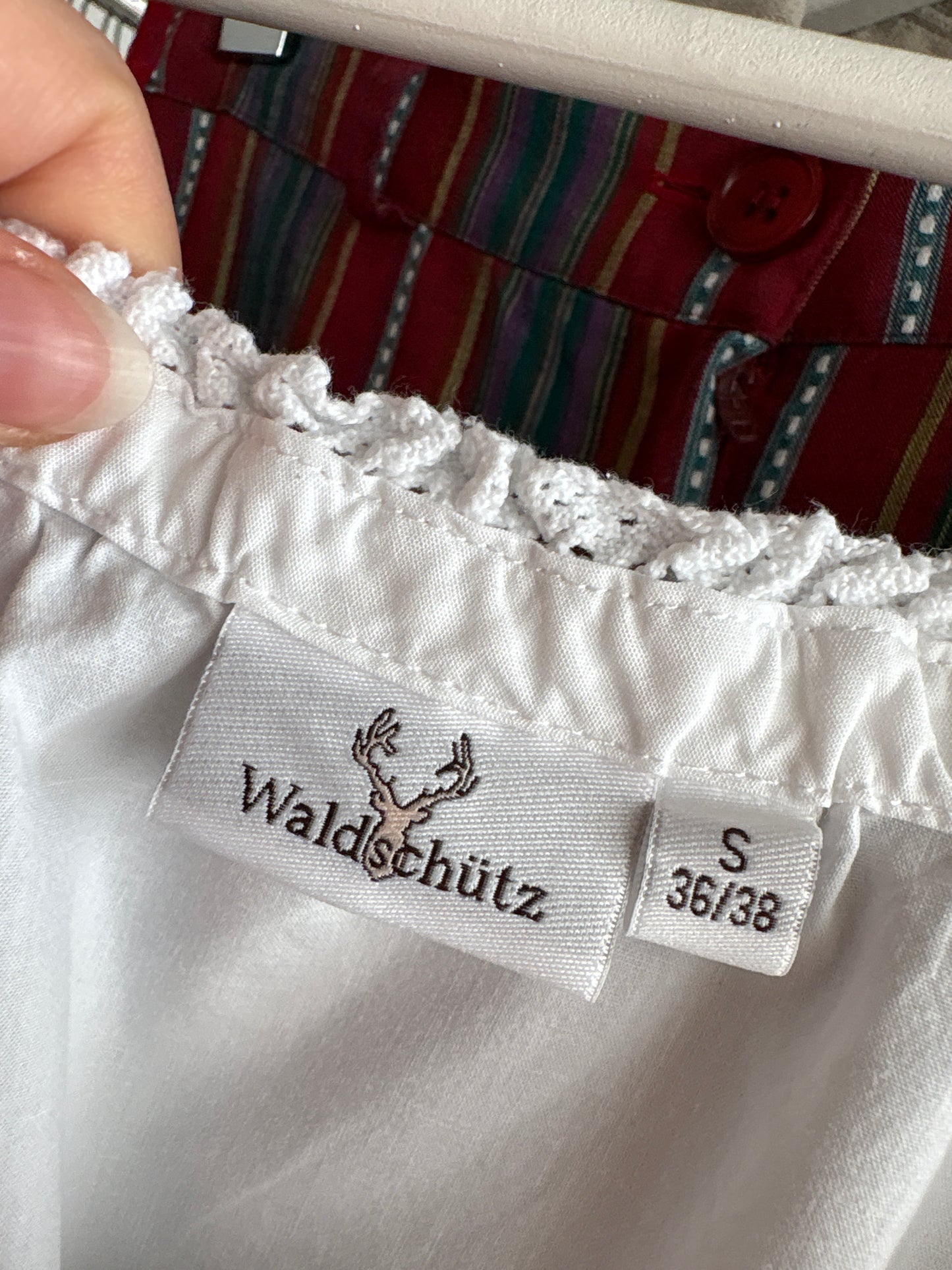 Top vintage cambrat cu decolteu elastic și bust drapat cu mânecuțe bufante