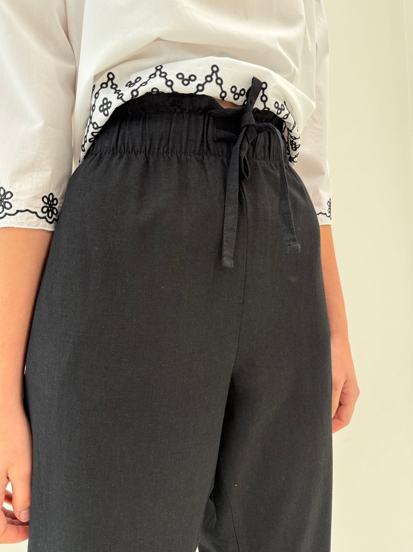Pantaloni negri din in cu talie ultra înaltă elastică reglabilă