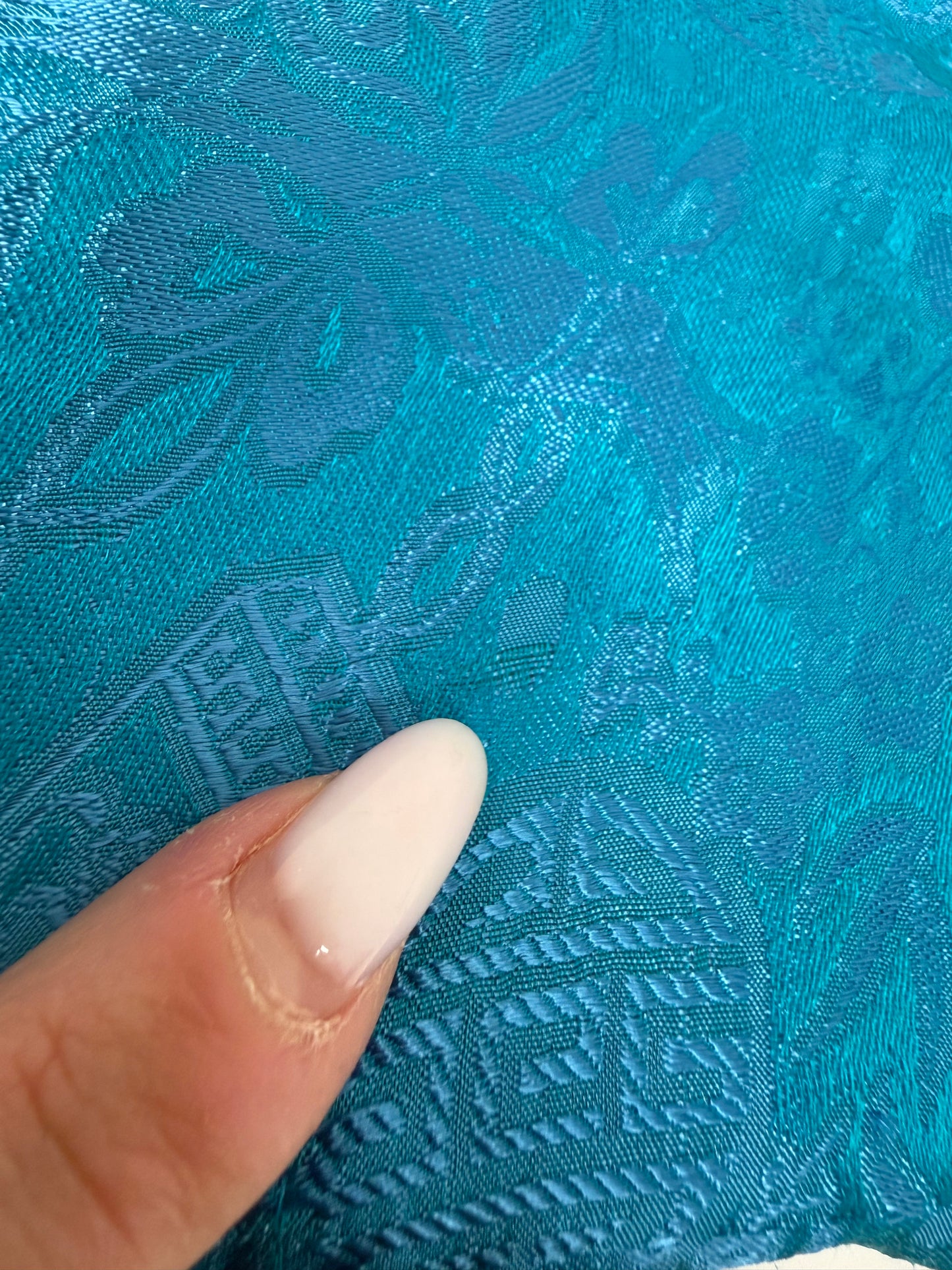 Pantaloni petrecuți cu influențe asiatice din țesătură ușor perlata de mătase naturală