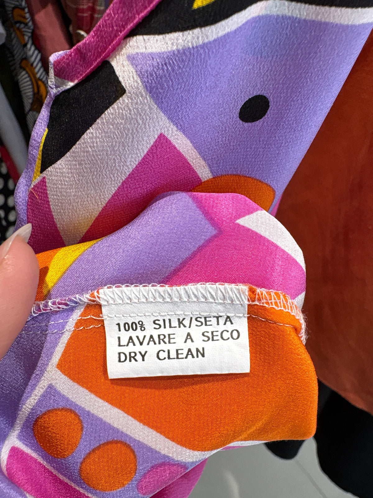 Top colorat din mătase naturală in croi minimalist