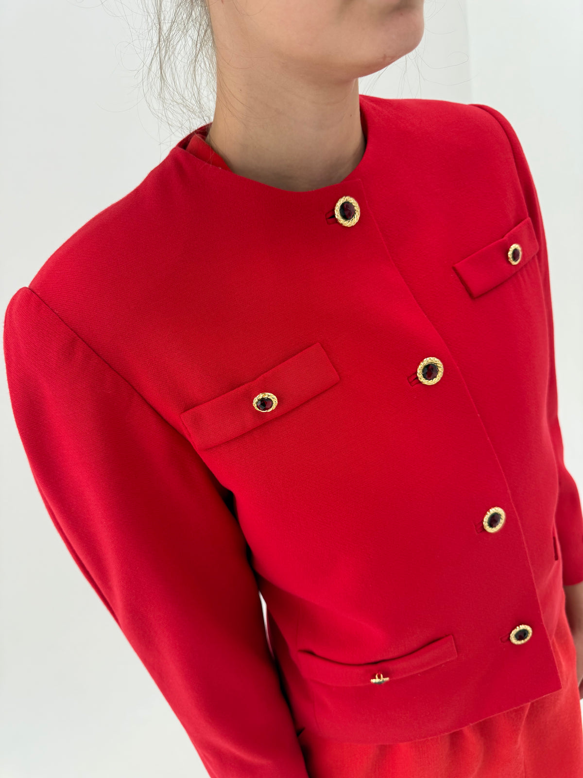 Sacou vintage în stil Chanel petite din lana extrafina cherry red cu nasturi bijuterie