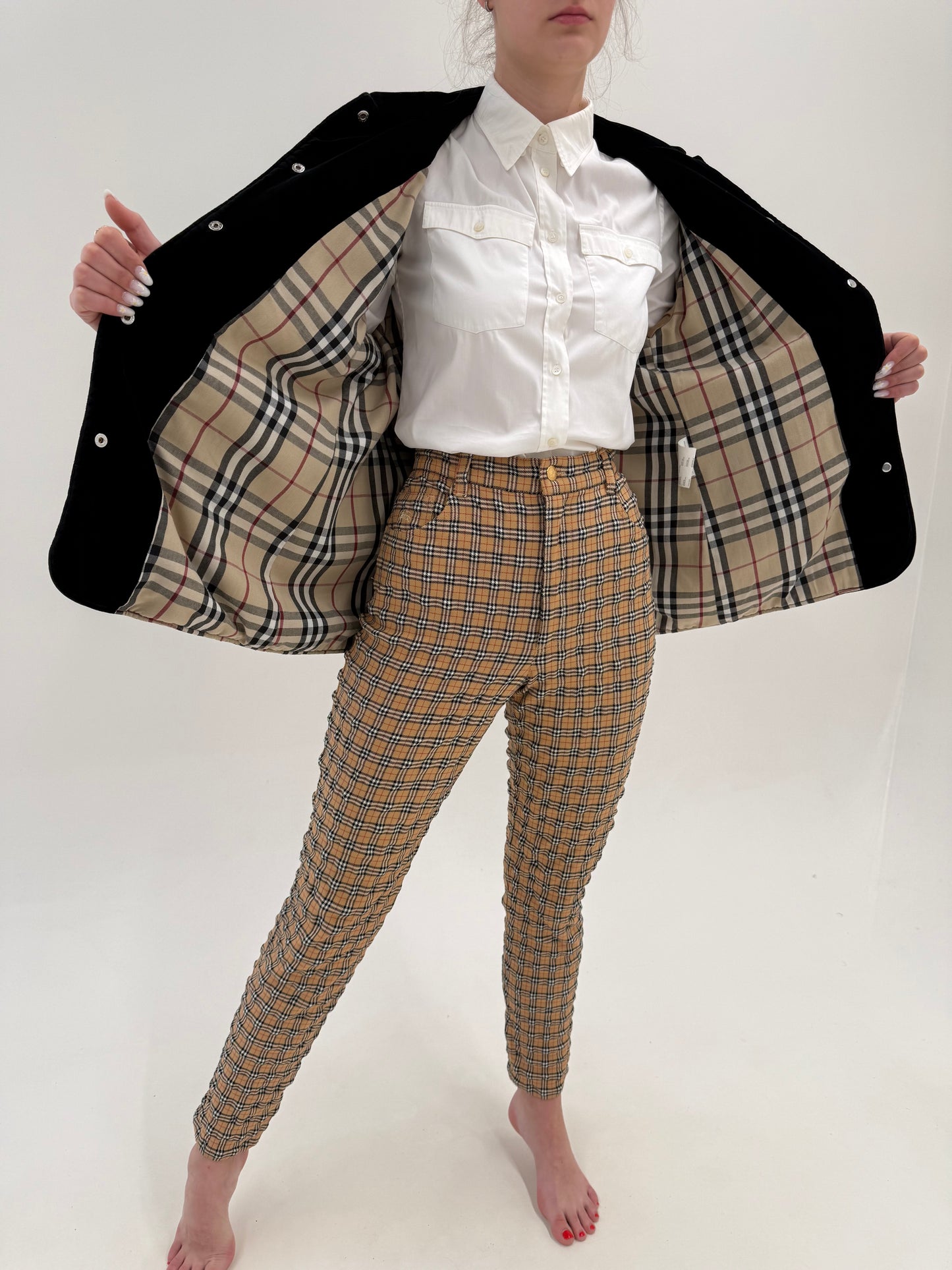 Geacă Burberry matlasata în croi clasic atemporal cu manșete cu logoul brandului