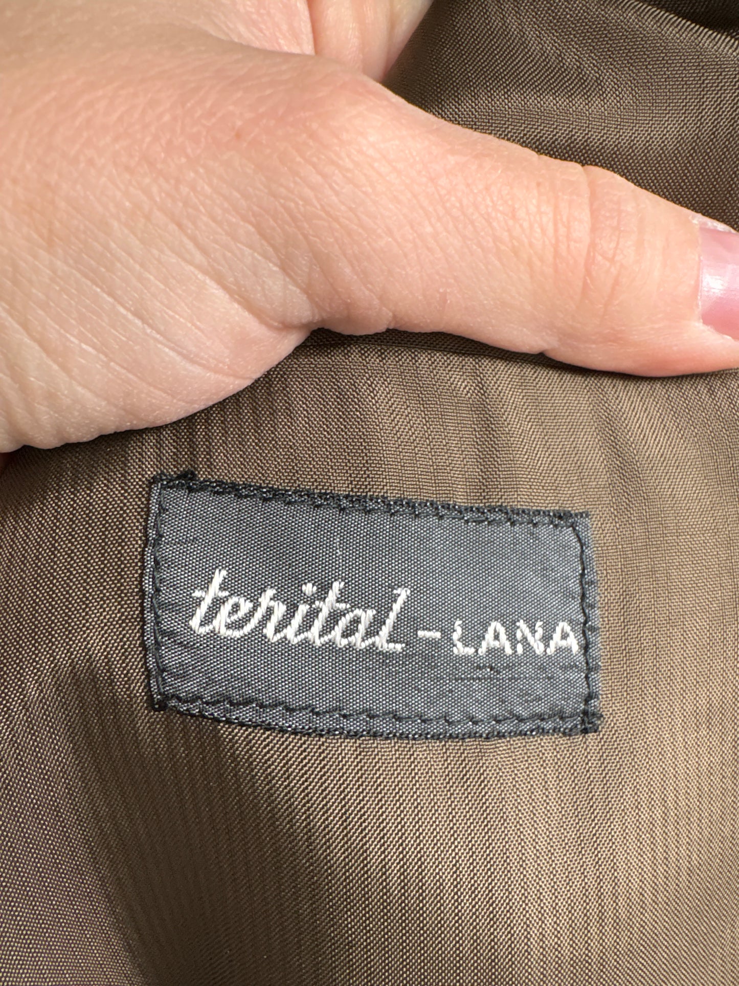 Sacou chocolate brown din lana ușor structurată în croi actual