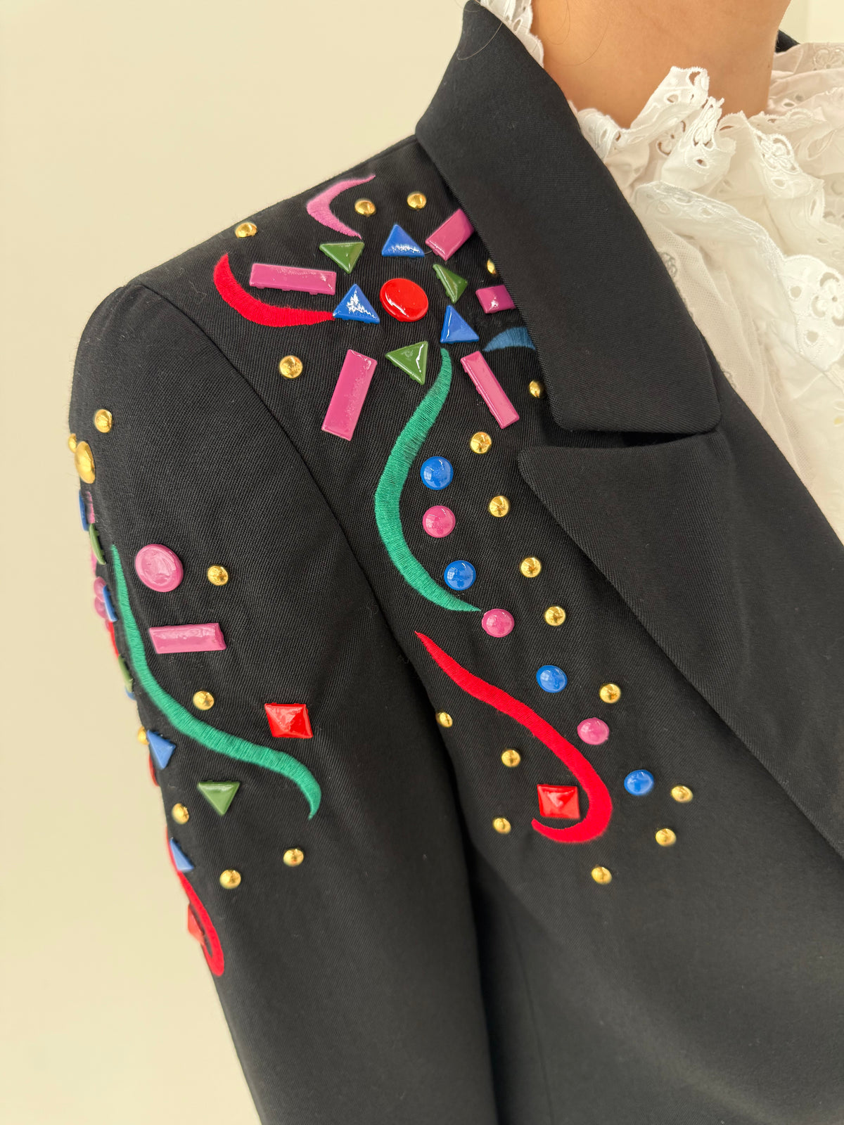 Sacou vintage negru cu revere late și aplicații colorate din lana extrafina