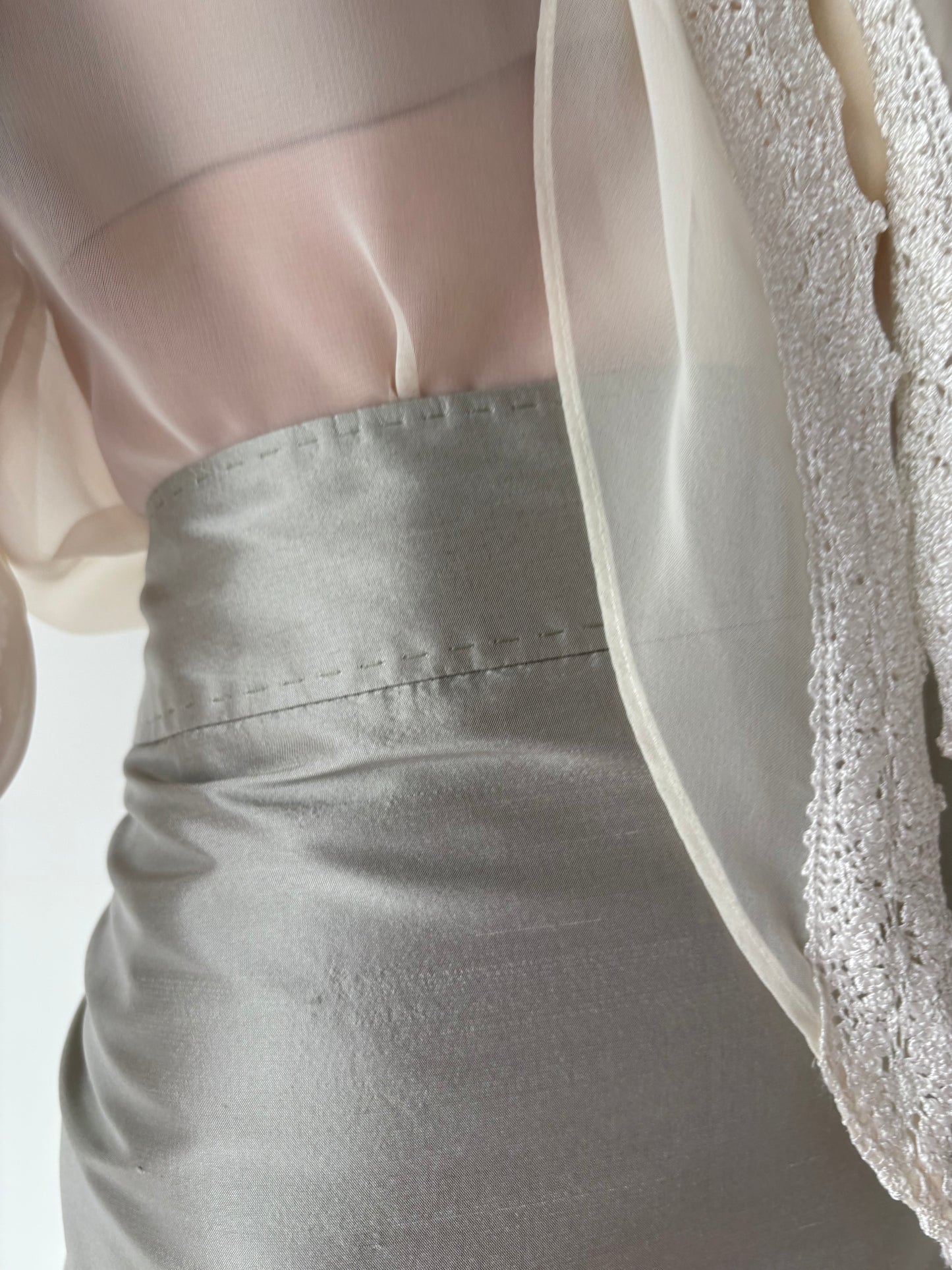 Fustă din gama Max Mara nouă din mătase naturală silver gray