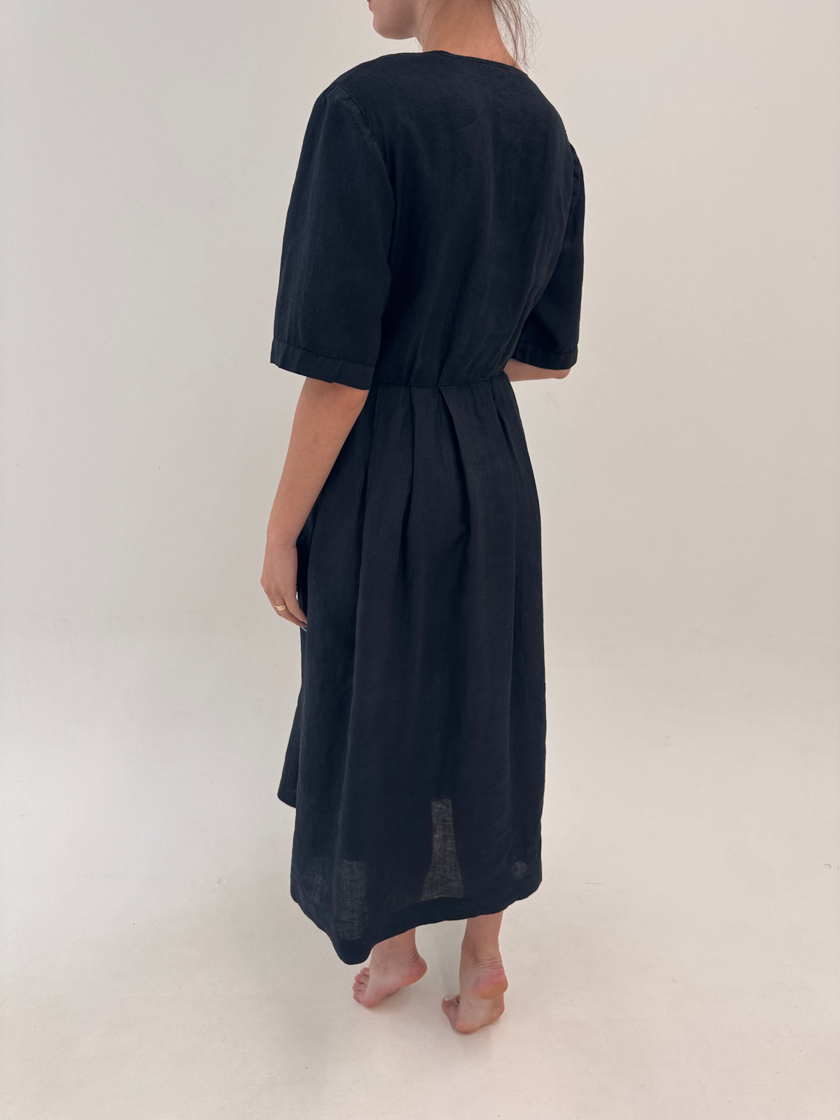 Rochie maxi neagră din in premium cu talie ultra înaltă marcată și buzunare