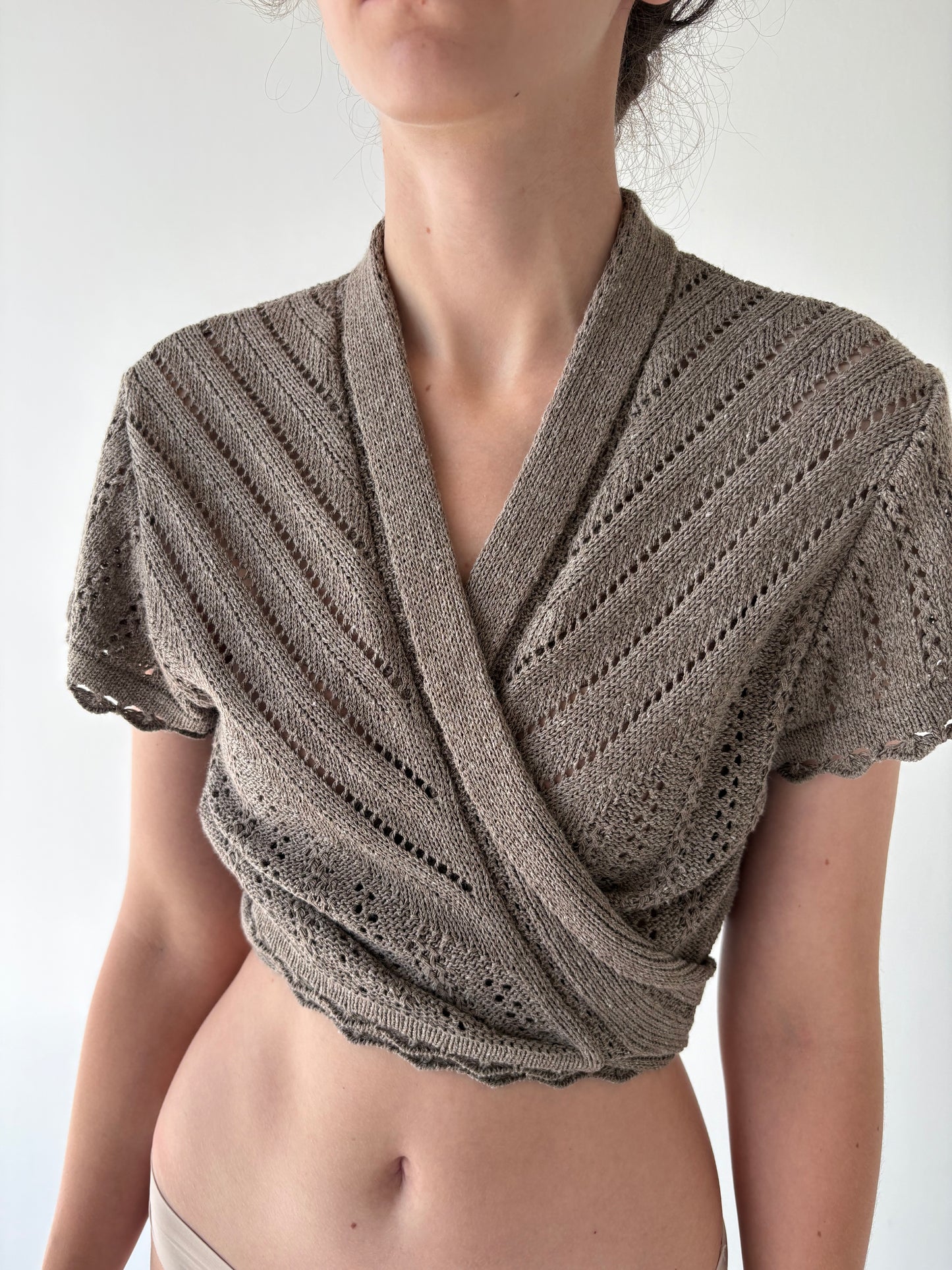 Top taupe din jerse dantelat de vară