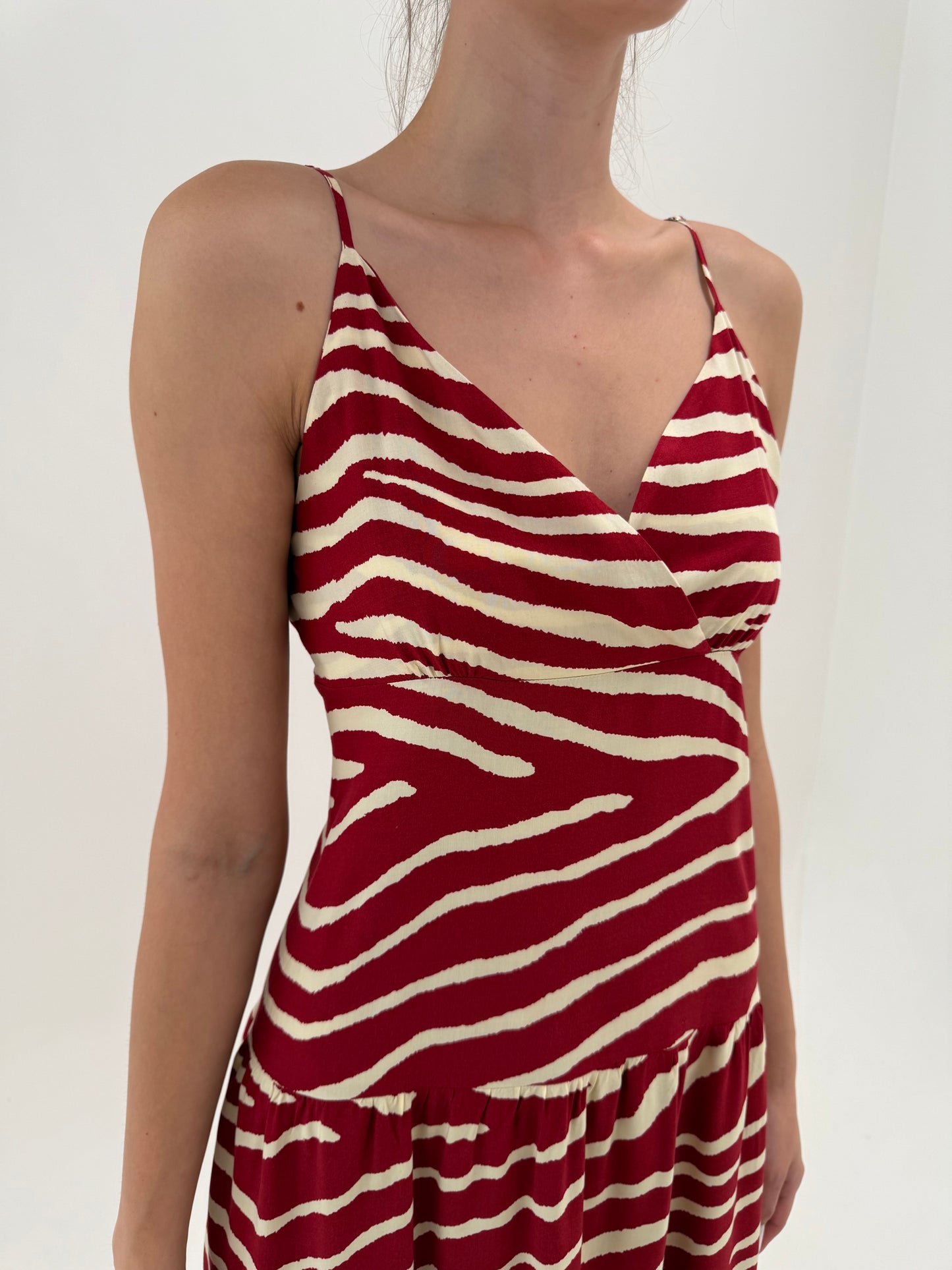 Rochie camel și burgundy super vaporoasă cu animal print stilizat