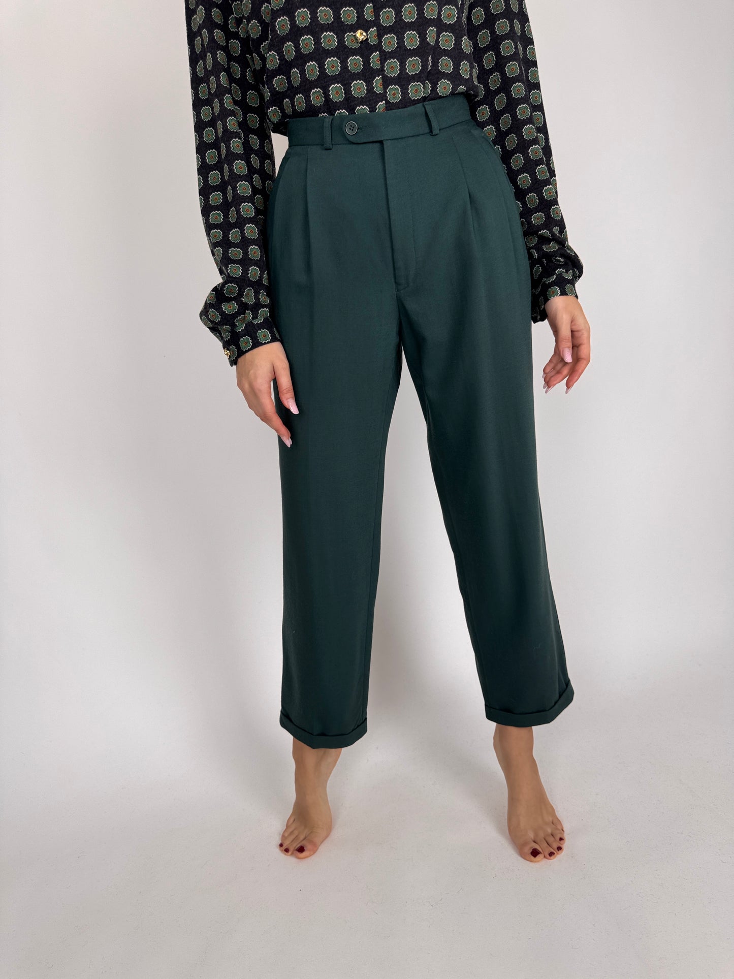 Pantaloni pine green din lana plină extrem de fină cu talie înaltă și pense