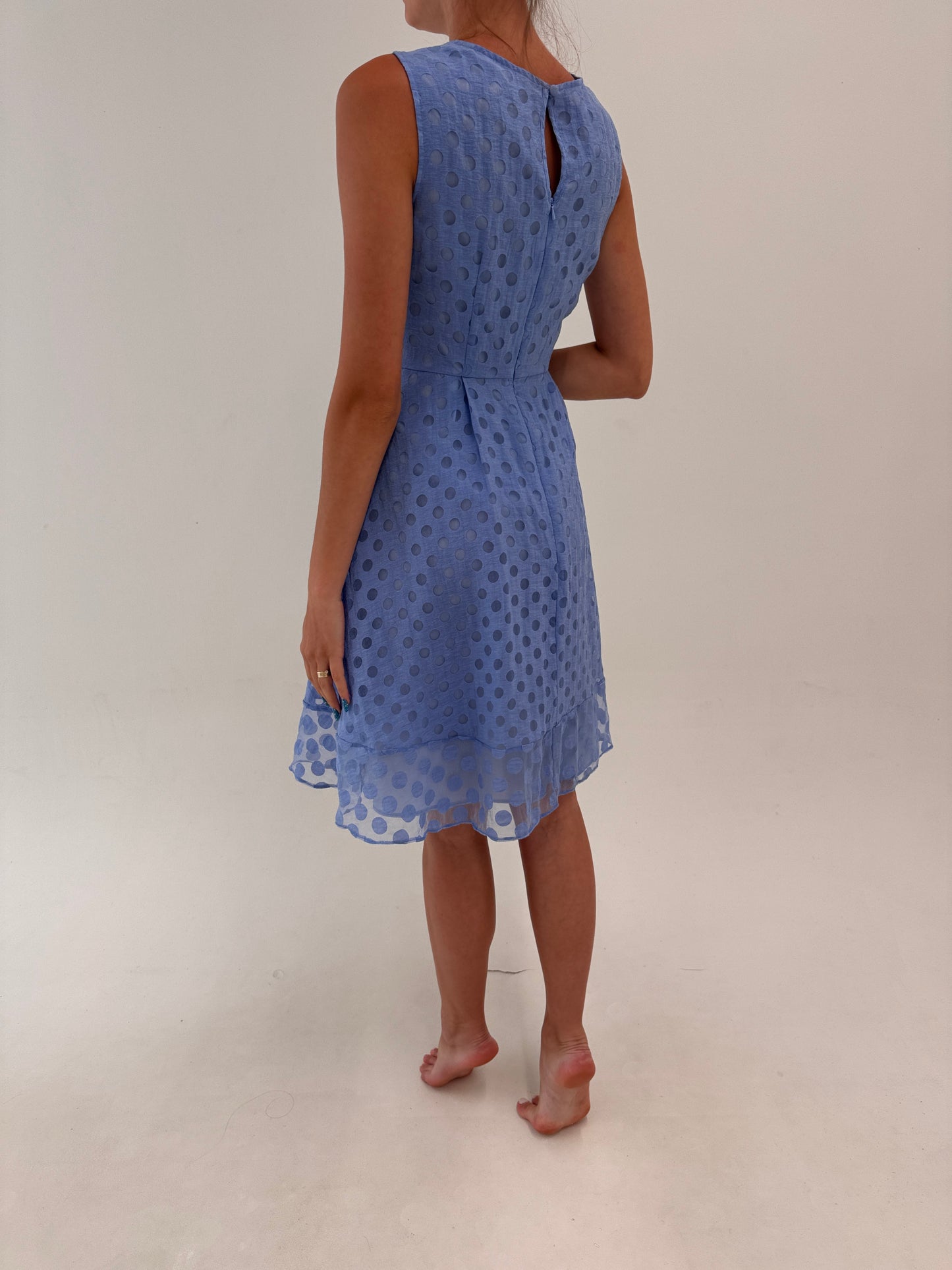 Rochie cornflower Blue în croi actual cu buline texturate și talie marcată